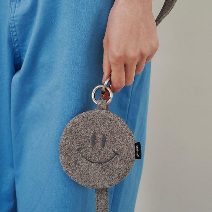 即納【small stuff】SMILEY POOP BAG CHARM（GRAY） 韓国 ブランド かわいい おしゃれ プレゼント 小型犬 バッグ リード マナー用品 散歩グッズ NEW 春 夏 お出かけ うんち袋