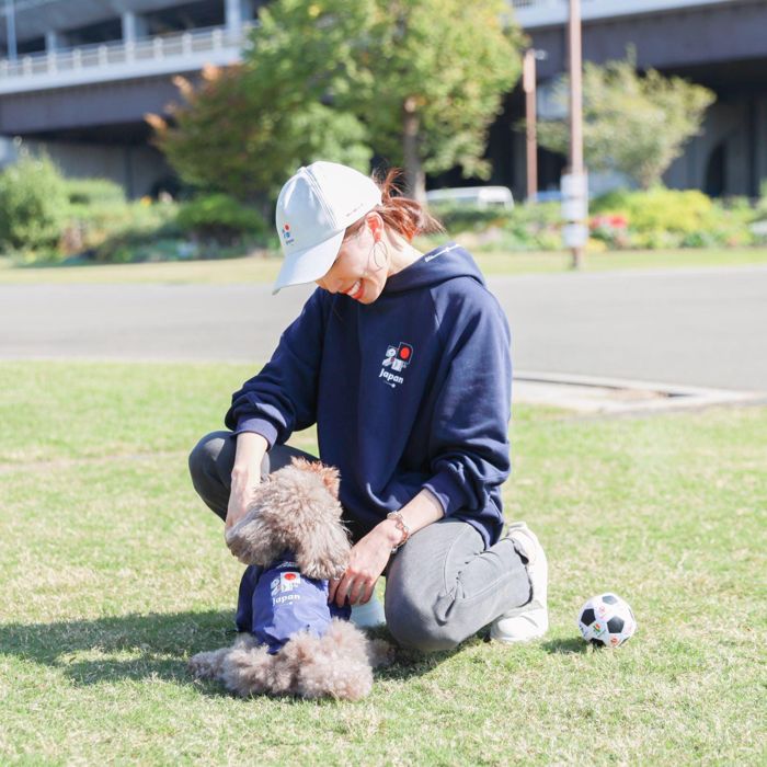 『URBAN DOG TOKYOがプロデュースした"FIFA WORLD CUP QATAR 2022"公式ライセンス商品のオーナー様用レディースパーカー』 4年に1度のサッカーワールドカップを大切な家族の一員であるペットと一緒に盛り上がっていただきたくFIFA公式ライセンス商品をプロデュースしました。 URBAN DOG TOKYO初のオリジナルアイテム"FIFA WORLD CUP QATAR 2022"公式ライセンス商品のレディースパーカーです！ コットン100%のボディはコットン量を多めにして厚めの生地感にし、防寒性と肌への優しさと肌触り、着心地の良さにこだわっています。 また、胸元にはカタール大会限定の日本国旗をプリントし、フードの首元部分には"Cheer"（応援）のプリントを入れることで、代表チームを応援する気持ちを込めたデザインとなっております。 フロントポケットは縦についており、正面や横から見たときにもたつかずスッキリとしたデザインに見えるようになっております。 裾はバルーンシルエットにすることで、ブラウジングした際に女性らしいシルエットになります！ 袖のカタール大会のロゴ刺繍はあえて内側に刺繍することで、ペット用のパーカーやロングスリーブとお手をすることで、お揃いになるように設計されています！ 大切なペットとの愛と繋がりを感じられるデザインになっています ご家族で、カップルで、お友達で、それぞれお揃いや色違いで集まってもとっても可愛いデザインです ペットとの生活をより楽しく、より幸せを感じて欲しいという思いを込めたデザインになっています サイズ モデル men's 176cm：Lサイズ 176cm：Mサイズ 180cm：Lサイズ 170cm：Mサイズ 177cm：Lサイズ lady's 166cm：Lサイズ 160cm：Lサイズ 157cm：Mサイズ 158cm：Lサイズ 152cm：Mサイズ 166cm：Lサイズ 166cm：Lサイズ 150cm：Mサイズ 165cm：Lサイズ 素材コットン100% 伸縮性ふつう 注意事項・30度以下のぬるま湯で手洗いしてください。・素材の特性上、多少縮むことがありますので洗濯後には形を整えて干してください。 着用のおすすめシーズン春・夏・秋・冬