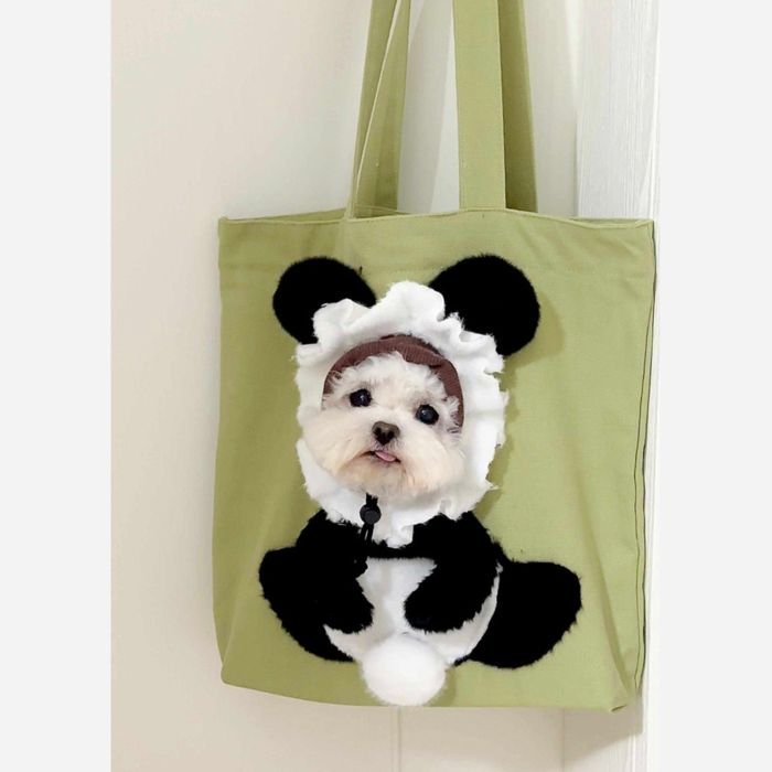 『パンダモチーフのバッグは顔出し穴からお顔を出してペットを可愛いパンダに変身』 韓国で大人気のブランド"bezibebi"のEdge bag（Panda）です。 メーカーでリリース後すぐに完売してしまった商品が再入荷が決まり、リリースできました！ ライトグリーンのバッグにはパンダのモチーフに顔出し穴が空いており、ピンクのバッグにはラビットのモチーフに顔出し穴が空いております。 ちびっこたちがバッグから顔を出すことで世界に一つだけのバッグが完成！ バッグを外から見た人はまるで人形がついているようなデザインになっています。 中のペットたちも外が見れるので、安心してカバンに入っていられます。 軽くて丈夫なキャンバス素材で取り外し可能な底板もあるので、ペットが中に入っても歪むことなく綺麗な形をキープして、中のペットの足腰にも負担が少ないデザインになっています。 ファスナーで開閉もできるので、完全にバッグの中に入れたいときも頭まで入れることができます。 キャリーバッグを持って行くほどでもない近所のお出かけなどにぴったりです 顔を出す穴は顔を出した後にアジャスターでペットにぴったりのサイズに調整も可能です！ サイズSサイズ　縦：36cm　横：33.5cm　まち（底幅）：9cm　体重：?3kg　着丈：?31cm Mサイズ　縦：40cm　横：38cm　まち（底幅）：10cm　体重：?6kg　着丈：?36cm 素材コットン100% 注意事項・30度以下のぬるま湯で手洗いしてください。