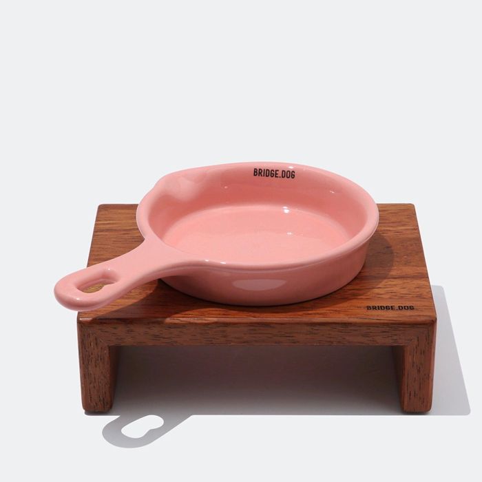 ※予約販売【BRIDGE.DOG】BRIDGE MINI PAN（CORAL PINK）艶あり 韓国 ブランド かわいい おしゃれ プレゼント 小型犬 マット フードボウル 給水器 NEW 餌 食器 犬 猫 雨