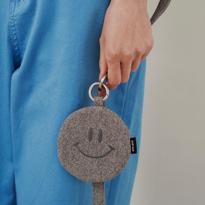 ※予約販売【small stuff】SMILEY POOP BAG CHARM（GRAY） 韓国 ブランド かわいい おしゃれ プレゼント 小型犬 バッグ リード マナー用品 散歩グッズ NEW 春 夏 お出かけ うんち袋