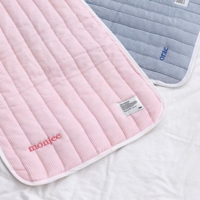 ※予約販売【Chiot】Cool mat with embroidered name（Baby Pink） 韓国 ブランド かわいい おしゃれ プレゼント 小型犬 バッグ スリング スリングバッグ キャリーバッグ うちの子グッズ うちの子 マット 散歩グッズ NEW 春