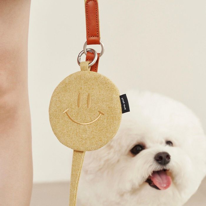 即納【small stuff】SMILEY POOP BAG CHARM（MUSTARD） 韓国 ブランド かわいい おしゃれ プレゼント 小型犬 バッグ リード マナー用品 散歩グッズ NEW 春 夏 お出かけ うんち袋