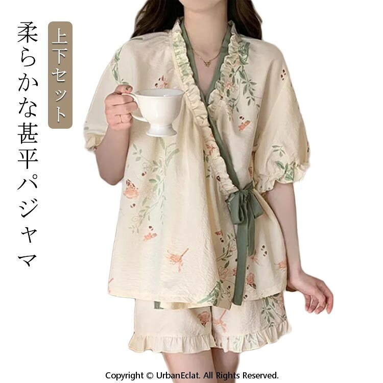 【上下セット】柔らかな甚平パジャマ前開きのVネックデザインで着脱が簡単柔らかな素材を使用し、敏感肌の方にも優しい肌触りのレディース甚平パジャマセット。上着とパンツの上下セットに加え、ウエストベルト付きで体型に合わせて調節可能。春夏秋冬のオールシーズン対応、通気性と保温性を兼ね備えた快適な着用感。シンプルで甘さのあるデザインは、部屋着としても近所への外出にも使える。旅行や入院時、プレゼントにもおすすめの実用的アイテム。 サイズ M L XL 2XL 3XL サイズについての説明 ※実寸法は商品によって若干の誤差がある場合がございます。 素材 ポリエステル 色 写真色通り(上下セット) 備考 ●サイズ詳細等の測り方はスタッフ間で統一、徹底はしておりますが、実寸は商品によって若干の誤差(1cm〜3cm )がある場合がございますので、予めご了承ください。 ●商品の色は、撮影時の光や、お客様のモニターの色具合などにより、実際の商品と異なる場合がございます。あらかじめ、ご了承ください。 ●製品によっては、生地の特性上、洗濯時に縮む場合がございますので洗濯時はご注意下さいませ。 ▼色味の強い製品によっては他の衣類などに色移りする場合もございますので、速やかに（脱水、乾燥等）するようにお願いいたします。 ▼生地によっては摩擦や汗、雨などで濡れた時は、他の製品に移染する恐れがございますので、着用の際はご注意下さい。 ▼生地の特性上、やや匂いが強く感じられるものもございます。数日のご使用や陰干しなどで気になる匂いはほとんど感じられなくなります。