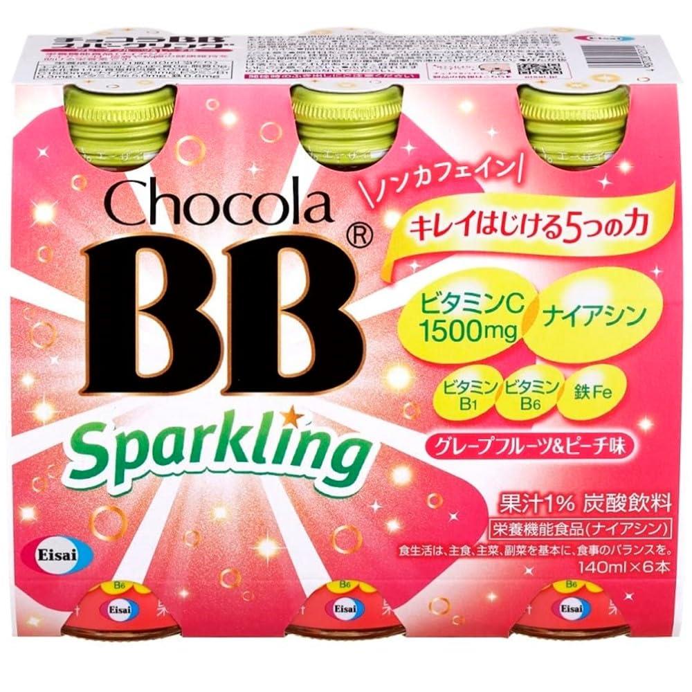 サイズ：6本◆商品名：チョコラBB(栄 養 機 能 食 品) スパークリング グレープフルーツ＆ピーチ味 (ナイアシン) 140ml×6本原材料:糖類（果糖ぶどう糖液糖（国内製造）、水あめ）、果汁（もも、グレープフルーツ）／ビ タ ミ ン C、炭酸、香料、ピロリン酸鉄、酸味料、カロチノイド色素、ナイアシン、ビタミンB6、甘味料（スクラロース）、ビタミンB1商品サイズ(高さx奥行x幅):13cm×10.4cm×15.5cm商品紹介レモン75個分のビ タ ミ ン C1500のほか、皮膚、粘膜の健康維持を助けるナイアシン、ビタミンB1、ビタミンB6、鉄と、女性にうれしい5つの栄養成分を配合した栄養機能食 品です。味もグレープフルーツ＆ピーチ味と飲みやすく、すっきりおいしい炭酸飲料となっております。原材料・成分糖類（果糖ぶどう糖液糖（国内製造）、水あめ）、果汁（もも、グレープフルーツ）／ビ タ ミ ン C、炭酸、香料、ピロリン酸鉄、酸味料、カロチノイド色素、ナイアシン、ビタミンB6、甘味料（スクラロース）、ビタミンB1