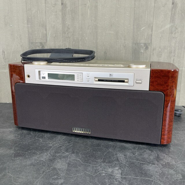 ジャンク品 SONY CELEBLITYII 30TH ANNIVESARY MD/CD NEWSTEREO 商品詳細 型番: MD-7000 製造番号: A226444 サイズ(幅/奥行き/高さ): 約 51/23/22.5 cm 重量: 約12.5kg ※素人寸法です。若干の誤差はご了承下さい。 商品は写真にあるもので全てです。 必ず写真で確認お願い致します。他にもたくさん出品しています。 状態 状態ランク D　キズや汚れがある 状態ランク表 SSS　新品未開封 SS　未使用品 S　展示品 A　使用感が全くなく綺麗 B　目立ったキズや汚れ無し C　少しキズ、汚れがある D　キズや汚れがある E　目立ったキズ、汚れがある F　目立ったキズ、汚れが多くある G　破損個所がある H　破損個所が多くある 状態チェック担当者のコメント 天面右奥にスレキズがあります。左右のつまみに汚れがあります。各スイッチ/アンテナに錆の様な汚れがあります。底に取りきれない汚れがあります。 動作 動作ランク G　ジャンク品 動作ランク表 S　新品未開封 未使用 A　動作問題なし B　一部分のみ未チェック C　多少難有り D　通電のみ確認 E　難有り F　未チェック G　ジャンク品 動作チェック担当者のコメント 現状でのお渡しになります。予めご了承の上ご入札をお願いいたします。 通電確認済みです。上面の扉が開く際に途中で止まってしまいます。手で手伝うと全開します。閉める時はスムーズに閉じます。CDディスクの再生が出来ませんでした。ローディングもしません。MDディスクの再生は出来ましたが、再生時にカッカッカとスピーカーから異音がします。FM/AMラジオの受信は出来ました。液晶画面の表示が全く表示されません。修理や部品取りを前提にお考えください。 支払詳細 ページ下部にてご確認ください。 発送詳細 ゆうパック120にて埼玉県より発送いたします。詳しくはこちらを御覧下さい。 ※現在発送できない地域について郵便局の窓口休止状況、ゆうパック等の引受引渡しが停止となっている地域については、日本郵便ホームページよりご確認ください。落札前に必ずご自身の地域が発送可能かご確認の上ご入札お願い致します。手渡しも歓迎です。※手渡しの場合、取り置きは落札日より1週間となります。予めご了承下さい。※送料無料の商品はご参考までにご覧下さい。 注意事項 ※タイトルの末尾は管理番号となります。※ジャンク品の商品は、故障や破損、欠品、動作未確認、 正常な動作のお約束ができない等、様々な理由にてジャンク品として販売をさせて頂いております。その為、商品の返品・返金・交換等の 対応は出来ません。修理、パーツ取りなどを想定しお買い求め下さい。 ※保証について動作保証と記載のある商品については、商品に不具合が生じた場合、商品到着後8日以内は返品、返金をお受けいたします。取付や工事が必要なものに関しましては、それに必要な費用は当方では負担致しません。 取付費、工事費は保証対象外となります。当方で販売いたしました商品が明確な原因で重大な事故へと発展いたしました場合にも、商品代金の2倍以上の責任は負いかねます。商品を利用される際には、必ず状態をご確認ください。 ※評価について恐れ入りますが当方から評価はしておりません。評価が必要な場合、受取連絡の際に取引ナビでご連絡下さい。よろしくお願い致します。 誠に勝手ながら各週日曜日が定休日となります。そのためご連絡、発送、手渡し対応等行っておりません。予めご了承の上ご落札をお願い致します。 同梱ご希望の場合は必ずお支払い前にご連絡をお願い致します。※ 新品及び未使用品は商品到着後8日間の動作を保証いたします。