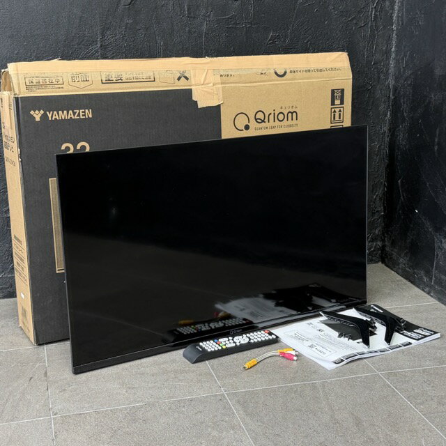 美品 山善 キュリオム 32V型 ハイビジョン液晶テレビ 【中古】動作保証 YAMAZEN Qriom QRTN-32W2K 2025年製 035018 / 23707 商品詳細 付属品: リモコン電池、保証書以外揃っています。32v型 商品は写真にあるもので全てです。 必ず写真で確認お願い致します。他にもたくさん出品しています。 状態 状態ランク B　目立ったキズや汚れ無し 状態ランク表 SSS　新品未開封 SS　未使用品 S　展示品 A　使用感が全くなく綺麗 B　目立ったキズや汚れ無し C　少しキズ、汚れがある D　キズや汚れがある E　目立ったキズ、汚れがある F　目立ったキズ、汚れが多くある G　破損個所がある H　破損個所が多くある 状態チェック担当者のコメント多少のスレ傷汚れはありますが目立ったものはなく綺麗です。 動作 動作ランク A　動作問題なし 動作ランク表 S　新品未開封 未使用 A　動作問題なし B　一部分のみ未チェック C　多少難有り D　通電のみ確認 E　難有り F　未チェック G　ジャンク品 動作チェック担当者のコメント 地デジ放送が受信出来る事のみ確認済みです。 テレビ本体の初期化はしておりません。 お手元に届きましたら、初期化及び初期設定を行ってからご使用ください。記載の事のみ商品到着後8日間の動作保証を致します。 支払詳細 ページ下部にてご確認ください。 発送詳細 佐川急便160サイズにて埼玉県より発送いたします。送料はこちらを御覧下さい。送料無料の商品はご参考までにご覧下さい。※離島、沖縄は発送しておりません。予めご了承下さい。 注意事項 ※タイトルの末尾は管理番号となります。※ジャンク品の商品は、故障や破損、欠品、動作未確認、 正常な動作のお約束ができない等、様々な理由にてジャンク品として販売をさせて頂いております。その為、商品の返品・返金・交換等の 対応は出来ません。修理、パーツ取りなどを想定しお買い求め下さい。 ※保証について動作保証と記載のある商品については、商品に不具合が生じた場合、商品到着後8日以内は返品、返金をお受けいたします。取付や工事が必要なものに関しましては、それに必要な費用は当方では負担致しません。 取付費、工事費は保証対象外となります。当方で販売いたしました商品が明確な原因で重大な事故へと発展いたしました場合にも、商品代金の2倍以上の責任は負いかねます。商品を利用される際には、必ず状態をご確認ください。 ※評価について恐れ入りますが当方から評価はしておりません。評価が必要な場合、受取連絡の際に取引ナビでご連絡下さい。よろしくお願い致します。 誠に勝手ながら各週日曜日が定休日となります。そのためご連絡、発送、手渡し対応等行っておりません。予めご了承の上ご落札をお願い致します。 同梱ご希望の場合は必ずお支払い前にご連絡をお願い致します。※ 新品及び未使用品は商品到着後8日間の動作を保証いたします。