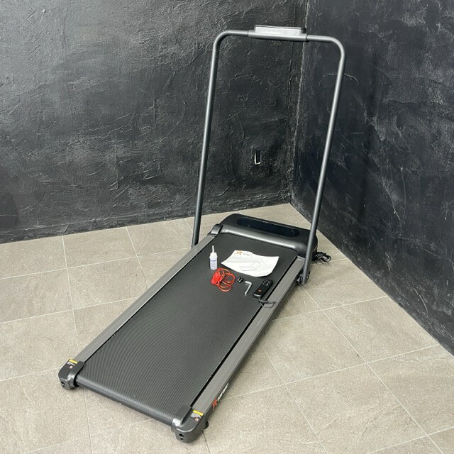 ルームランナー 【中古】動作保証 RUNFREELY AHAA003BK-1 家庭用 ランニングマシン 最高速12km ウォーキングマシン / 70409 商品詳細 型番: AHAA003BK-1 付属品: 保証書以外揃っています。 サイズ(幅/奥行き/高さ): 約 49/120/99 cm ※素人寸法です。若干の誤差はご了承下さい。 商品は写真にあるもので全てです。 必ず写真で確認お願い致します。他にもたくさん出品しています。 状態 状態ランク C　少しキズ、汚れがある 状態ランク表 SSS　新品未開封 SS　未使用品 S　展示品 A　使用感が全くなく綺麗 B　目立ったキズや汚れ無し C　少しキズ、汚れがある D　キズや汚れがある E　目立ったキズ、汚れがある F　目立ったキズ、汚れが多くある G　破損個所がある H　破損個所が多くある 状態チェック担当者のコメント 右側面にスレ傷があり、持ち手の下部付近に傷、欠けがあります。底面にはスレ傷があります。その他多少のスレ傷汚れはありますが目立つものは無いです。リモコン裏にシールによるベタつきがあり、説明書に破れがあります。 動作 動作ランク A　動作問題なし 動作ランク表 S　新品未開封 未使用 A　動作問題なし B　一部分のみ未チェック C　多少難有り D　通電のみ確認 E　難有り F　未チェック G　ジャンク品 動作チェック担当者のコメント 動作確認済みです。商品到着後8日間の動作を保証いたします。 最高速12kmベルトが回っている際に一定のところでカタっと音が鳴ります。そう目立つ音では無いですが速度を上げると少し大きくなります。こちらは保証の対象外といたします。 支払詳細 ページ下部にてご確認ください。 発送詳細 佐川急便220サイズにて埼玉県より発送いたします。送料はこちらを御覧下さい。送料無料の商品はご参考までにご覧下さい。※離島、沖縄は発送しておりません。予めご了承下さい。 注意事項 ※タイトルの末尾は管理番号となります。※ジャンク品の商品は、故障や破損、欠品、動作未確認、 正常な動作のお約束ができない等、様々な理由にてジャンク品として販売をさせて頂いております。その為、商品の返品・返金・交換等の 対応は出来ません。修理、パーツ取りなどを想定しお買い求め下さい。 ※保証について動作保証と記載のある商品については、商品に不具合が生じた場合、商品到着後8日以内は返品、返金をお受けいたします。取付や工事が必要なものに関しましては、それに必要な費用は当方では負担致しません。 取付費、工事費は保証対象外となります。当方で販売いたしました商品が明確な原因で重大な事故へと発展いたしました場合にも、商品代金の2倍以上の責任は負いかねます。商品を利用される際には、必ず状態をご確認ください。 ※評価について恐れ入りますが当方から評価はしておりません。評価が必要な場合、受取連絡の際に取引ナビでご連絡下さい。よろしくお願い致します。 誠に勝手ながら各週日曜日が定休日となります。そのためご連絡、発送、手渡し対応等行っておりません。予めご了承の上ご落札をお願い致します。 同梱ご希望の場合は必ずお支払い前にご連絡をお願い致します。※ 新品及び未使用品は商品到着後8日間の動作を保証いたします。