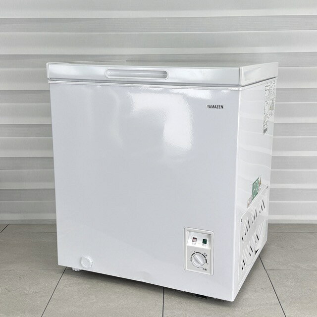 送料無料 電気冷凍庫 【中古】動作保証 YAMAZEN 山善 YF-C70 上開き 66L 2026年製 093054 B / 24311 商品詳細 型番: YF-C70(W) 製造番号: 20EC 年式: 2026 年製 付属品: 取扱説明書 サイズ(幅/奥行き/高さ): 約 54.5/47.6/61.5 cm ※素人寸法です。若干の誤差はご了承下さい。 商品は写真にあるもので全てです。 必ず写真で確認お願い致します。他にもたくさん出品しています。 状態 状態ランク C　少しキズ、汚れがある 状態ランク表 SSS　新品未開封 SS　未使用品 S　展示品 A　使用感が全くなく綺麗 B　目立ったキズや汚れ無し C　少しキズ、汚れがある D　キズや汚れがある E　目立ったキズ、汚れがある F　目立ったキズ、汚れが多くある G　破損個所がある H　破損個所が多くある 状態チェック担当者のコメント 正面、側面下部に凹みがあります。その他多少のスレ傷汚れはありますが目立つものは無く状態は良好です。 動作 動作ランク A　動作問題なし 動作ランク表 S　新品未開封 未使用 A　動作問題なし B　一部分のみ未チェック C　多少難有り D　通電のみ確認 E　難有り F　未チェック G　ジャンク品 動作チェック担当者のコメント 動作確認済みです。商品到着後8日間の動作を保証いたします。 支払詳細 ページ下部にてご確認ください。 発送詳細 家財おまかせ便（送料無料）にて埼玉県より発送いたします。らくらく家財便での発送はお届けの際にお立合いが必要となります。 配達希望日の指定が必要な場合は手配から集荷までに多少お時間をいただくためご購入手続き後より5日以降の配達希望日をご入力をお願い致します。 配達希望日のご入力がない場合は希望日無しの最短発送にて手配させていただきます。 ※北海道、九州、沖縄県、離島への発送は行っておりません。 ※時間指定ができない地域がございます。ご購入前にヤマト運輸ホームページにてご確認くださいませ。 注意事項 ※タイトルの末尾は管理番号となります。※ジャンク品の商品は、故障や破損、欠品、動作未確認、 正常な動作のお約束ができない等、様々な理由にてジャンク品として販売をさせて頂いております。その為、商品の返品・返金・交換等の 対応は出来ません。修理、パーツ取りなどを想定しお買い求め下さい。 ※保証について動作保証と記載のある商品については、商品に不具合が生じた場合、商品到着後8日以内は返品、返金をお受けいたします。取付や工事が必要なものに関しましては、それに必要な費用は当方では負担致しません。 取付費、工事費は保証対象外となります。当方で販売いたしました商品が明確な原因で重大な事故へと発展いたしました場合にも、商品代金の2倍以上の責任は負いかねます。商品を利用される際には、必ず状態をご確認ください。 ※評価について恐れ入りますが当方から評価はしておりません。評価が必要な場合、受取連絡の際に取引ナビでご連絡下さい。よろしくお願い致します。 誠に勝手ながら各週日曜日が定休日となります。そのためご連絡、発送、手渡し対応等行っておりません。予めご了承の上ご落札をお願い致します。 同梱ご希望の場合は必ずお支払い前にご連絡をお願い致します。※ 新品及び未使用品は商品到着後8日間の動作を保証いたします。