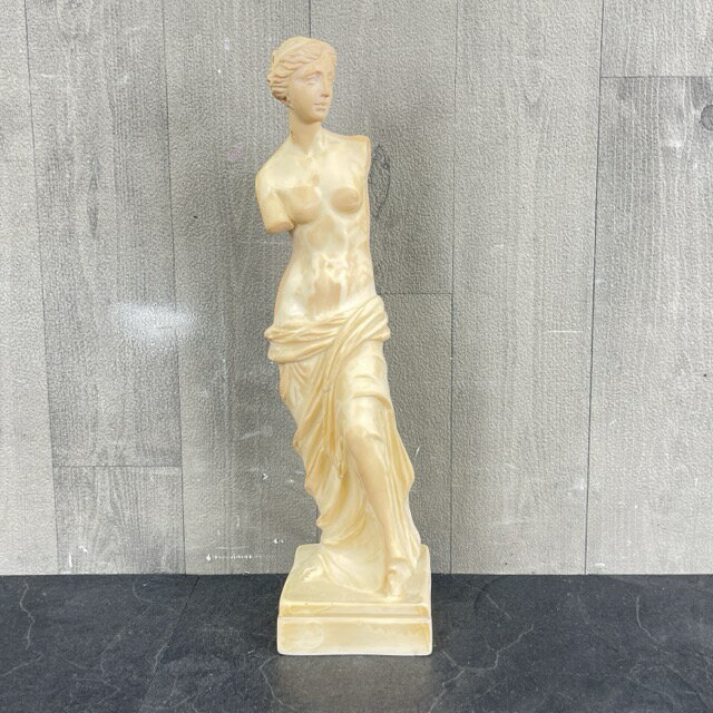 CLASSIC FIGURE A.SANTINI 女性像 【中古】 高さ約28.5cm イタリア製 西洋 置物 クラシックフィギュア アンテルマ サンティーニ/55716 商品詳細 サイズ(幅/奥行き/高さ): 約 7/7/28.5 cm 重量: 約0.81kg ※素人寸法です。若干の誤差はご了承下さい。 商品は写真にあるもので全てです。 必ず写真で確認お願い致します。他にもたくさん出品しています。 状態 状態ランク D　キズや汚れがある 状態ランク表 SSS　新品未開封 SS　未使用品 S　展示品 A　使用感が全くなく綺麗 B　目立ったキズや汚れ無し C　少しキズ、汚れがある D　キズや汚れがある E　目立ったキズ、汚れがある F　目立ったキズ、汚れが多くある G　破損個所がある H　破損個所が多くある 状態チェック担当者のコメント黄ばみの様物がまだらにあります。髪に黒ずみがみられます。角に擦れがあり丸くなっております。首に丸く穴が空いております。 支払詳細 ページ下部にてご確認ください。 発送詳細 佐川急便60サイズにて埼玉県より発送いたします。送料はこちらを御覧下さい。送料無料の商品はご参考までにご覧下さい。※離島、沖縄は発送しておりません。予めご了承下さい。 注意事項 ※タイトルの末尾は管理番号となります。※ジャンク品の商品は、故障や破損、欠品、動作未確認、 正常な動作のお約束ができない等、様々な理由にてジャンク品として販売をさせて頂いております。その為、商品の返品・返金・交換等の 対応は出来ません。修理、パーツ取りなどを想定しお買い求め下さい。 ※保証について動作保証と記載のある商品については、商品に不具合が生じた場合、商品到着後8日以内は返品、返金をお受けいたします。取付や工事が必要なものに関しましては、それに必要な費用は当方では負担致しません。 取付費、工事費は保証対象外となります。当方で販売いたしました商品が明確な原因で重大な事故へと発展いたしました場合にも、商品代金の2倍以上の責任は負いかねます。商品を利用される際には、必ず状態をご確認ください。 ※評価について恐れ入りますが当方から評価はしておりません。評価が必要な場合、受取連絡の際に取引ナビでご連絡下さい。よろしくお願い致します。 誠に勝手ながら各週日曜日が定休日となります。そのためご連絡、発送、手渡し対応等行っておりません。予めご了承の上ご落札をお願い致します。 同梱ご希望の場合は必ずお支払い前にご連絡をお願い致します。※ 新品及び未使用品は商品到着後8日間の動作を保証いたします。