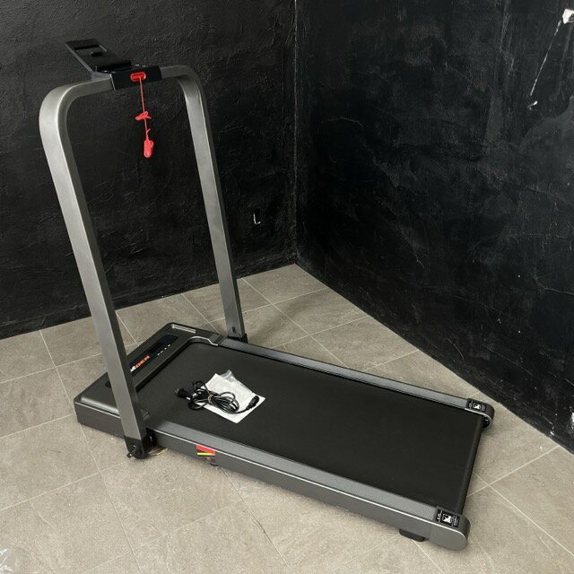 ウォーキングパッド ルームランナー 【中古】動作保証 FLIMDER 家庭用 静音 トレッドミル 折り畳み 最高速後7.5kg トレーニング / 70420 商品詳細 &nbsp;約 // cm 使用時サイズ 62/120.5/112.5 収納サイズ 62/131/8.5 ※素人寸法です。若干の誤差はご了承下さい。 商品は写真にあるもので全てです。 必ず写真で確認お願い致します。他にもたくさん出品しています。 状態 状態ランク C　少しキズ、汚れがある 状態ランク表 SSS　新品未開封 SS　未使用品 S　展示品 A　使用感が全くなく綺麗 B　目立ったキズや汚れ無し C　少しキズ、汚れがある D　キズや汚れがある E　目立ったキズ、汚れがある F　目立ったキズ、汚れが多くある G　破損個所がある H　破損個所が多くある 状態チェック担当者のコメント箱には保管中によるダメージがあります。多少のスレ傷汚れはありますが目立ったものはなく綺麗です。 操作ボタンの全体にスレや傷があります。電源ボタン近辺に黒い傷があります。底面にはスレや液晶モニター裏に塗装の剥がれがあります。リモコン、緊急停止ベルト、六角レンチ、潤滑油x2、取扱説明書が付属しています。電池は消耗品な為おまけとお考え下さい。 動作 動作ランク A　動作問題なし 動作ランク表 S　新品未開封 未使用 A　動作問題なし B　一部分のみ未チェック C　多少難有り D　通電のみ確認 E　難有り F　未チェック G　ジャンク品 動作チェック担当者のコメント 動作確認済みです。商品到着後8日間の動作を保証いたします。 速度範囲：0.5-7.5 支払詳細 ページ下部にてご確認ください。 発送詳細 佐川急便240サイズにて埼玉県より発送いたします。送料はこちらを御覧下さい。送料無料の商品はご参考までにご覧下さい。※離島、沖縄は発送しておりません。予めご了承下さい。 注意事項 ※タイトルの末尾は管理番号となります。※ジャンク品の商品は、故障や破損、欠品、動作未確認、 正常な動作のお約束ができない等、様々な理由にてジャンク品として販売をさせて頂いております。その為、商品の返品・返金・交換等の 対応は出来ません。修理、パーツ取りなどを想定しお買い求め下さい。 ※保証について動作保証と記載のある商品については、商品に不具合が生じた場合、商品到着後8日以内は返品、返金をお受けいたします。取付や工事が必要なものに関しましては、それに必要な費用は当方では負担致しません。 取付費、工事費は保証対象外となります。当方で販売いたしました商品が明確な原因で重大な事故へと発展いたしました場合にも、商品代金の2倍以上の責任は負いかねます。商品を利用される際には、必ず状態をご確認ください。 ※評価について恐れ入りますが当方から評価はしておりません。評価が必要な場合、受取連絡の際に取引ナビでご連絡下さい。よろしくお願い致します。 誠に勝手ながら各週日曜日が定休日となります。そのためご連絡、発送、手渡し対応等行っておりません。予めご了承の上ご落札をお願い致します。 同梱ご希望の場合は必ずお支払い前にご連絡をお願い致します。※ 新品及び未使用品は商品到着後8日間の動作を保証いたします。