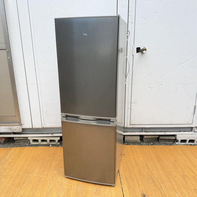 送料無料 ノンフロン冷凍冷蔵庫【中古】動作保証 TCL F173BFN 173L シルバー系 2025年製 右開き 2ドア C 077073/24122 商品詳細 型番: F173BFN 製造番号: 2546000086 年式: 2025 年製 サイズ(幅/奥行き/高さ): 約 49.5/56.0/142.5 cm 重量: 約39kg ※素人寸法です。若干の誤差はご了承下さい。 商品は写真にあるもので全てです。 必ず写真で確認お願い致します。他にもたくさん出品しています。 状態 状態ランク C　少しキズ、汚れがある 状態ランク表 SSS　新品未開封 SS　未使用品 S　展示品 A　使用感が全くなく綺麗 B　目立ったキズや汚れ無し C　少しキズ、汚れがある D　キズや汚れがある E　目立ったキズ、汚れがある F　目立ったキズ、汚れが多くある G　破損個所がある H　破損個所が多くある 状態チェック担当者のコメント 2段目のポケットが割れています。それ以外は非常に綺麗です。 動作 動作ランク A　動作問題なし 動作ランク表 S　新品未開封 未使用 A　動作問題なし B　一部分のみ未チェック C　多少難有り D　通電のみ確認 E　難有り F　未チェック G　ジャンク品 動作チェック担当者のコメント 動作確認済みです。商品到着後8日間の動作を保証いたします。 支払詳細 ページ下部にてご確認ください。 発送詳細 家財おまかせ便（送料無料）にて埼玉県より発送いたします。らくらく家財便での発送はお届けの際にお立合いが必要となります。 配達希望日の指定が必要な場合は手配から集荷までに多少お時間をいただくためご購入手続き後より5日以降の配達希望日をご入力をお願い致します。 配達希望日のご入力がない場合は希望日無しの最短発送にて手配させていただきます。 ※北海道、九州、沖縄県、離島への発送は行っておりません。 ※時間指定ができない地域がございます。ご購入前にヤマト運輸ホームページにてご確認くださいませ。 注意事項 ※タイトルの末尾は管理番号となります。※ジャンク品の商品は、故障や破損、欠品、動作未確認、 正常な動作のお約束ができない等、様々な理由にてジャンク品として販売をさせて頂いております。その為、商品の返品・返金・交換等の 対応は出来ません。修理、パーツ取りなどを想定しお買い求め下さい。 ※保証について動作保証と記載のある商品については、商品に不具合が生じた場合、商品到着後8日以内は返品、返金をお受けいたします。取付や工事が必要なものに関しましては、それに必要な費用は当方では負担致しません。 取付費、工事費は保証対象外となります。当方で販売いたしました商品が明確な原因で重大な事故へと発展いたしました場合にも、商品代金の2倍以上の責任は負いかねます。商品を利用される際には、必ず状態をご確認ください。 ※評価について恐れ入りますが当方から評価はしておりません。評価が必要な場合、受取連絡の際に取引ナビでご連絡下さい。よろしくお願い致します。 誠に勝手ながら各週日曜日が定休日となります。そのためご連絡、発送、手渡し対応等行っておりません。予めご了承の上ご落札をお願い致します。 同梱ご希望の場合は必ずお支払い前にご連絡をお願い致します。※ 新品及び未使用品は商品到着後8日間の動作を保証いたします。