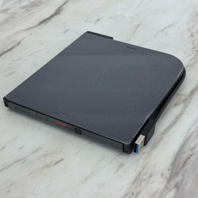 ポータブルブルーレイドライブ 【中古】動作保証 Buffalo バッファロー BRXL-PT6U3-BKE USB3.2(Gen1)対応 / 518026 商品詳細 型番: BRXL-PT6U3-BKE サイズ(幅/奥行き/高さ): 約 15.5/14/1.5 cm ※素人寸法です。若干の誤差はご了承下さい。 商品は写真にあるもので全てです。 必ず写真で確認お願い致します。他にもたくさん出品しています。 状態 状態ランク B　目立ったキズや汚れ無し 状態ランク表 SSS　新品未開封 SS　未使用品 S　展示品 A　使用感が全くなく綺麗 B　目立ったキズや汚れ無し C　少しキズ、汚れがある D　キズや汚れがある E　目立ったキズ、汚れがある F　目立ったキズ、汚れが多くある G　破損個所がある H　破損個所が多くある 状態チェック担当者のコメント多少のスレ傷汚れはありますが目立ったものはなく綺麗です。 フィルムが貼られたままの状態です。 動作 動作ランク A　動作問題なし 動作ランク表 S　新品未開封 未使用 A　動作問題なし B　一部分のみ未チェック C　多少難有り D　通電のみ確認 E　難有り F　未チェック G　ジャンク品 動作チェック担当者のコメント 動作確認済みです。商品到着後8日間の動作を保証いたします。 支払詳細 ページ下部にてご確認ください。 発送詳細 佐川急便60サイズにて埼玉県より発送いたします。送料はこちらを御覧下さい。送料無料の商品はご参考までにご覧下さい。※離島、沖縄は発送しておりません。予めご了承下さい。 注意事項 ※タイトルの末尾は管理番号となります。※ジャンク品の商品は、故障や破損、欠品、動作未確認、 正常な動作のお約束ができない等、様々な理由にてジャンク品として販売をさせて頂いております。その為、商品の返品・返金・交換等の 対応は出来ません。修理、パーツ取りなどを想定しお買い求め下さい。 ※保証について動作保証と記載のある商品については、商品に不具合が生じた場合、商品到着後8日以内は返品、返金をお受けいたします。取付や工事が必要なものに関しましては、それに必要な費用は当方では負担致しません。 取付費、工事費は保証対象外となります。当方で販売いたしました商品が明確な原因で重大な事故へと発展いたしました場合にも、商品代金の2倍以上の責任は負いかねます。商品を利用される際には、必ず状態をご確認ください。 ※評価について恐れ入りますが当方から評価はしておりません。評価が必要な場合、受取連絡の際に取引ナビでご連絡下さい。よろしくお願い致します。 誠に勝手ながら各週日曜日が定休日となります。そのためご連絡、発送、手渡し対応等行っておりません。予めご了承の上ご落札をお願い致します。 同梱ご希望の場合は必ずお支払い前にご連絡をお願い致します。※ 新品及び未使用品は商品到着後8日間の動作を保証いたします。