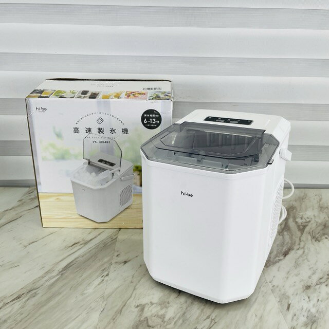 高速製氷機【中古】動作保証 ベルソス VS-HI04BE ホワイト 家庭用 ポータブル製氷機 アイスメーカー/517830 商品詳細 製造番号: VS-HI04BE-WH-20260110-00398 サイズ(幅/奥行き/高さ): 約 23.8/30/29 cm 重量: 約6.5kg ※素人寸法です。若干の誤差はご了承下さい。 商品は写真にあるもので全てです。 必ず写真で確認お願い致します。他にもたくさん出品しています。 状態 状態ランク S　展示品 状態ランク表 SSS　新品未開封 SS　未使用品 S　展示品 A　使用感が全くなく綺麗 B　目立ったキズや汚れ無し C　少しキズ、汚れがある D　キズや汚れがある E　目立ったキズ、汚れがある F　目立ったキズ、汚れが多くある G　破損個所がある H　破損個所が多くある 状態チェック担当者のコメント展示品を引き取っております。※展示中の状況はわかりません。箱には黒ずみや小傷スレ、シール痕があります。多少のスレ傷汚れはありますが目立ったものはなく綺麗です。 取扱説明書がありませんが箱に付属品が記載されております。 動作 動作ランク A　動作問題なし 動作ランク表 S　新品未開封 未使用 A　動作問題なし B　一部分のみ未チェック C　多少難有り D　通電のみ確認 E　難有り F　未チェック G　ジャンク品 動作チェック担当者のコメント 動作確認済みです。商品到着後8日間の動作を保証いたします。 支払詳細 ページ下部にてご確認ください。 発送詳細 佐川急便100サイズにて埼玉県より発送いたします。送料はこちらを御覧下さい。送料無料の商品はご参考までにご覧下さい。※離島、沖縄は発送しておりません。予めご了承下さい。 注意事項 ※タイトルの末尾は管理番号となります。※ジャンク品の商品は、故障や破損、欠品、動作未確認、 正常な動作のお約束ができない等、様々な理由にてジャンク品として販売をさせて頂いております。その為、商品の返品・返金・交換等の 対応は出来ません。修理、パーツ取りなどを想定しお買い求め下さい。 ※保証について動作保証と記載のある商品については、商品に不具合が生じた場合、商品到着後8日以内は返品、返金をお受けいたします。取付や工事が必要なものに関しましては、それに必要な費用は当方では負担致しません。 取付費、工事費は保証対象外となります。当方で販売いたしました商品が明確な原因で重大な事故へと発展いたしました場合にも、商品代金の2倍以上の責任は負いかねます。商品を利用される際には、必ず状態をご確認ください。 ※評価について恐れ入りますが当方から評価はしておりません。評価が必要な場合、受取連絡の際に取引ナビでご連絡下さい。よろしくお願い致します。 誠に勝手ながら各週日曜日が定休日となります。そのためご連絡、発送、手渡し対応等行っておりません。予めご了承の上ご落札をお願い致します。 同梱ご希望の場合は必ずお支払い前にご連絡をお願い致します。※ 新品及び未使用品は商品到着後8日間の動作を保証いたします。