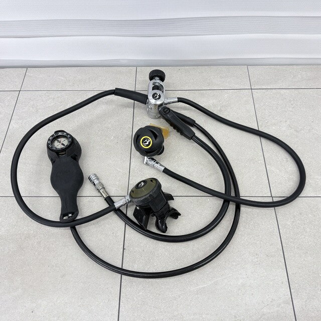 レギュレーター【中古】Bism ビーイズム レギュレーター SCUBAPRO TUSAコンパス スキューバダイビング/518634 商品詳細 重量: 約2.18kg ※素人寸法です。若干の誤差はご了承下さい。 商品は写真にあるもので全てです。 必ず写真で確認お願い致します。他にもたくさん出品しています。 状態 状態ランク E　目立ったキズ、汚れがある 状態ランク表 SSS　新品未開封 SS　未使用品 S　展示品 A　使用感が全くなく綺麗 B　目立ったキズや汚れ無し C　少しキズ、汚れがある D　キズや汚れがある E　目立ったキズ、汚れがある F　目立ったキズ、汚れが多くある G　破損個所がある H　破損個所が多くある 状態チェック担当者のコメント使用に伴うスレ傷があります。 ゴム部分が白く汚れております。シルバーの部分にスレキズ/白い汚れがあります。メーターにスレ傷があります。 動作 動作ランク F　未チェック 動作ランク表 S　新品未開封 未使用 A　動作問題なし B　一部分のみ未チェック C　多少難有り D　通電のみ確認 E　難有り F　未チェック G　ジャンク品 動作チェック担当者のコメント 支払詳細 ページ下部にてご確認ください。 発送詳細 ゆうパック120にて埼玉県より発送いたします。詳しくはこちらを御覧下さい。 ※現在発送できない地域について郵便局の窓口休止状況、ゆうパック等の引受引渡しが停止となっている地域については、日本郵便ホームページよりご確認ください。落札前に必ずご自身の地域が発送可能かご確認の上ご入札お願い致します。手渡しも歓迎です。※手渡しの場合、取り置きは落札日より1週間となります。予めご了承下さい。※送料無料の商品はご参考までにご覧下さい。 注意事項 ※タイトルの末尾は管理番号となります。※ジャンク品の商品は、故障や破損、欠品、動作未確認、 正常な動作のお約束ができない等、様々な理由にてジャンク品として販売をさせて頂いております。その為、商品の返品・返金・交換等の 対応は出来ません。修理、パーツ取りなどを想定しお買い求め下さい。 ※保証について動作保証と記載のある商品については、商品に不具合が生じた場合、商品到着後8日以内は返品、返金をお受けいたします。取付や工事が必要なものに関しましては、それに必要な費用は当方では負担致しません。 取付費、工事費は保証対象外となります。当方で販売いたしました商品が明確な原因で重大な事故へと発展いたしました場合にも、商品代金の2倍以上の責任は負いかねます。商品を利用される際には、必ず状態をご確認ください。 ※評価について恐れ入りますが当方から評価はしておりません。評価が必要な場合、受取連絡の際に取引ナビでご連絡下さい。よろしくお願い致します。 誠に勝手ながら各週日曜日が定休日となります。そのためご連絡、発送、手渡し対応等行っておりません。予めご了承の上ご落札をお願い致します。 同梱ご希望の場合は必ずお支払い前にご連絡をお願い致します。※ 新品及び未使用品は商品到着後8日間の動作を保証いたします。