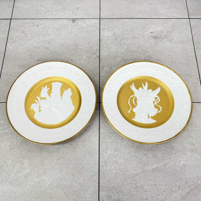 飾り皿　クリスマスプレート 2枚セット 【中古】FRANKLIN PORCELAIN フランクリン ポーセリン 約25cm 1979-1978 ミント / 518135 商品詳細 直径約25cm 商品は写真にあるもので全てです。 必ず写真で確認お願い致します。他にもたくさん出品しています。 状態 状態ランク C　少しキズ、汚れがある 状態ランク表 SSS　新品未開封 SS　未使用品 S　展示品 A　使用感が全くなく綺麗 B　目立ったキズや汚れ無し C　少しキズ、汚れがある D　キズや汚れがある E　目立ったキズ、汚れがある F　目立ったキズ、汚れが多くある G　破損個所がある H　破損個所が多くある 状態チェック担当者のコメント 縁に若干のスレ傷があります、少し黒く汚れている箇所もあります。 支払詳細 ページ下部にてご確認ください。 発送詳細 佐川急便80サイズにて埼玉県より発送いたします。送料はこちらを御覧下さい。送料無料の商品はご参考までにご覧下さい。※離島、沖縄は発送しておりません。予めご了承下さい。 注意事項 ※タイトルの末尾は管理番号となります。※ジャンク品の商品は、故障や破損、欠品、動作未確認、 正常な動作のお約束ができない等、様々な理由にてジャンク品として販売をさせて頂いております。その為、商品の返品・返金・交換等の 対応は出来ません。修理、パーツ取りなどを想定しお買い求め下さい。 ※保証について動作保証と記載のある商品については、商品に不具合が生じた場合、商品到着後8日以内は返品、返金をお受けいたします。取付や工事が必要なものに関しましては、それに必要な費用は当方では負担致しません。 取付費、工事費は保証対象外となります。当方で販売いたしました商品が明確な原因で重大な事故へと発展いたしました場合にも、商品代金の2倍以上の責任は負いかねます。商品を利用される際には、必ず状態をご確認ください。 ※評価について恐れ入りますが当方から評価はしておりません。評価が必要な場合、受取連絡の際に取引ナビでご連絡下さい。よろしくお願い致します。 誠に勝手ながら各週日曜日が定休日となります。そのためご連絡、発送、手渡し対応等行っておりません。予めご了承の上ご落札をお願い致します。 同梱ご希望の場合は必ずお支払い前にご連絡をお願い致します。※ 新品及び未使用品は商品到着後8日間の動作を保証いたします。