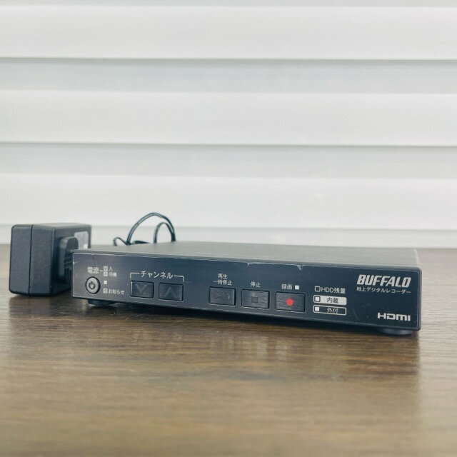 バッファロー 地デジチューナー内蔵 コンパクトHDDレコーダー 【中古】動作保証 DVR-1C 500G BUFFALO リモコン欠品 黒/515938 商品詳細 型番: DVR-1C/500G 製造番号: 29805710638131 付属品: アダプター サイズ(幅/奥行き/高さ): 約 20/16.5/3.5 cm ※素人寸法です。若干の誤差はご了承下さい。 商品は写真にあるもので全てです。 必ず写真で確認お願い致します。他にもたくさん出品しています。 状態 状態ランク C　少しキズ、汚れがある 状態ランク表 SSS　新品未開封 SS　未使用品 S　展示品 A　使用感が全くなく綺麗 B　目立ったキズや汚れ無し C　少しキズ、汚れがある D　キズや汚れがある E　目立ったキズ、汚れがある F　目立ったキズ、汚れが多くある G　破損個所がある H　破損個所が多くある 状態チェック担当者のコメント リモコンが欠品しております。天面に薄い小傷があります。正面の全体にフィルムが貼られており、傷があります。また、フィルムのみの傷か本体にも傷があるかの確認はできていません。 動作 動作ランク A　動作問題なし 動作ランク表 S　新品未開封 未使用 A　動作問題なし B　一部分のみ未チェック C　多少難有り D　通電のみ確認 E　難有り F　未チェック G　ジャンク品 動作チェック担当者のコメント 動作確認済みです。商品到着後8日間の動作を保証いたします。 支払詳細 ページ下部にてご確認ください。 発送詳細 佐川急便80サイズにて埼玉県より発送いたします。送料はこちらを御覧下さい。送料無料の商品はご参考までにご覧下さい。※離島、沖縄は発送しておりません。予めご了承下さい。 注意事項 ※タイトルの末尾は管理番号となります。※ジャンク品の商品は、故障や破損、欠品、動作未確認、 正常な動作のお約束ができない等、様々な理由にてジャンク品として販売をさせて頂いております。その為、商品の返品・返金・交換等の 対応は出来ません。修理、パーツ取りなどを想定しお買い求め下さい。 ※保証について動作保証と記載のある商品については、商品に不具合が生じた場合、商品到着後8日以内は返品、返金をお受けいたします。取付や工事が必要なものに関しましては、それに必要な費用は当方では負担致しません。 取付費、工事費は保証対象外となります。当方で販売いたしました商品が明確な原因で重大な事故へと発展いたしました場合にも、商品代金の2倍以上の責任は負いかねます。商品を利用される際には、必ず状態をご確認ください。 ※評価について恐れ入りますが当方から評価はしておりません。評価が必要な場合、受取連絡の際に取引ナビでご連絡下さい。よろしくお願い致します。 誠に勝手ながら各週日曜日が定休日となります。そのためご連絡、発送、手渡し対応等行っておりません。予めご了承の上ご落札をお願い致します。 同梱ご希望の場合は必ずお支払い前にご連絡をお願い致します。※ 新品及び未使用品は商品到着後8日間の動作を保証いたします。