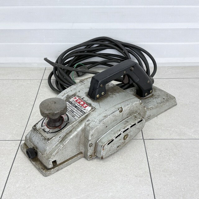 電気カンナ 【中古】動作保証&nbsp; makita マキタ 2スピードカンナ 1804N 木工 電動工具 / 518540 商品詳細 型番: 1804N 製造番号: 28856 サイズ(幅/奥行き/高さ): 約 20/44.5/16 cm ※素人寸法です。若干の誤差はご了承下さい。 商品は写真にあるもので全てです。 必ず写真で確認お願い致します。他にもたくさん出品しています。 状態 状態ランク D　キズや汚れがある 状態ランク表 SSS　新品未開封 SS　未使用品 S　展示品 A　使用感が全くなく綺麗 B　目立ったキズや汚れ無し C　少しキズ、汚れがある D　キズや汚れがある E　目立ったキズ、汚れがある F　目立ったキズ、汚れが多くある G　破損個所がある H　破損個所が多くある 状態チェック担当者のコメント使用に伴うスレ傷があります。 コードに1ヶ所配線が見えているところがあり、その他にも切れ跡が見られる箇所がいくつかあります。本体に落としきれない汚れ残りがあり、金具や刃に錆が見られます。 動作 動作ランク A　動作問題なし 動作ランク表 S　新品未開封 未使用 A　動作問題なし B　一部分のみ未チェック C　多少難有り D　通電のみ確認 E　難有り F　未チェック G　ジャンク品 動作チェック担当者のコメント 動作確認済みです。商品到着後8日間の動作を保証いたします。 支払詳細 ページ下部にてご確認ください。 発送詳細 ゆうパック120にて埼玉県より発送いたします。詳しくはこちらを御覧下さい。 ※現在発送できない地域について郵便局の窓口休止状況、ゆうパック等の引受引渡しが停止となっている地域については、日本郵便ホームページよりご確認ください。落札前に必ずご自身の地域が発送可能かご確認の上ご入札お願い致します。手渡しも歓迎です。※手渡しの場合、取り置きは落札日より1週間となります。予めご了承下さい。※送料無料の商品はご参考までにご覧下さい。 注意事項 ※タイトルの末尾は管理番号となります。※ジャンク品の商品は、故障や破損、欠品、動作未確認、 正常な動作のお約束ができない等、様々な理由にてジャンク品として販売をさせて頂いております。その為、商品の返品・返金・交換等の 対応は出来ません。修理、パーツ取りなどを想定しお買い求め下さい。 ※保証について動作保証と記載のある商品については、商品に不具合が生じた場合、商品到着後8日以内は返品、返金をお受けいたします。取付や工事が必要なものに関しましては、それに必要な費用は当方では負担致しません。 取付費、工事費は保証対象外となります。当方で販売いたしました商品が明確な原因で重大な事故へと発展いたしました場合にも、商品代金の2倍以上の責任は負いかねます。商品を利用される際には、必ず状態をご確認ください。 ※評価について恐れ入りますが当方から評価はしておりません。評価が必要な場合、受取連絡の際に取引ナビでご連絡下さい。よろしくお願い致します。 誠に勝手ながら各週日曜日が定休日となります。そのためご連絡、発送、手渡し対応等行っておりません。予めご了承の上ご落札をお願い致します。 同梱ご希望の場合は必ずお支払い前にご連絡をお願い致します。※ 新品及び未使用品は商品到着後8日間の動作を保証いたします。
