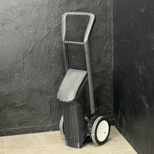 レーザーライナー ライン引き 【中古】molten モルテン 2輪 サッカー用 12cm WG0012-12 LASER LINER / 515749 商品詳細 型番: WG0012-12 製造番号: 00001427 サイズ(幅/奥行き/高さ): 約 33.5/33/97 cm 重量: 約3.9kg ※素人寸法です。若干の誤差はご了承下さい。 商品は写真にあるもので全てです。 必ず写真で確認お願い致します。他にもたくさん出品しています。 状態 状態ランク D　キズや汚れがある 状態ランク表 SSS　新品未開封 SS　未使用品 S　展示品 A　使用感が全くなく綺麗 B　目立ったキズや汚れ無し C　少しキズ、汚れがある D　キズや汚れがある E　目立ったキズ、汚れがある F　目立ったキズ、汚れが多くある G　破損個所がある H　破損個所が多くある 状態チェック担当者のコメント使用に伴うスレ傷があります。 全体的に拭いても白く戻ってしまいます。中に粉が残っております。タイヤの内側に取り切れない汚れ/スレ傷があります。 支払詳細 ページ下部にてご確認ください。 発送詳細 佐川急便200サイズにて埼玉県より発送いたします。送料はこちらを御覧下さい。送料無料の商品はご参考までにご覧下さい。※離島、沖縄は発送しておりません。予めご了承下さい。 注意事項 ※タイトルの末尾は管理番号となります。※ジャンク品の商品は、故障や破損、欠品、動作未確認、 正常な動作のお約束ができない等、様々な理由にてジャンク品として販売をさせて頂いております。その為、商品の返品・返金・交換等の 対応は出来ません。修理、パーツ取りなどを想定しお買い求め下さい。 ※保証について動作保証と記載のある商品については、商品に不具合が生じた場合、商品到着後8日以内は返品、返金をお受けいたします。取付や工事が必要なものに関しましては、それに必要な費用は当方では負担致しません。 取付費、工事費は保証対象外となります。当方で販売いたしました商品が明確な原因で重大な事故へと発展いたしました場合にも、商品代金の2倍以上の責任は負いかねます。商品を利用される際には、必ず状態をご確認ください。 ※評価について恐れ入りますが当方から評価はしておりません。評価が必要な場合、受取連絡の際に取引ナビでご連絡下さい。よろしくお願い致します。 誠に勝手ながら各週日曜日が定休日となります。そのためご連絡、発送、手渡し対応等行っておりません。予めご了承の上ご落札をお願い致します。 同梱ご希望の場合は必ずお支払い前にご連絡をお願い致します。※ 新品及び未使用品は商品到着後8日間の動作を保証いたします。