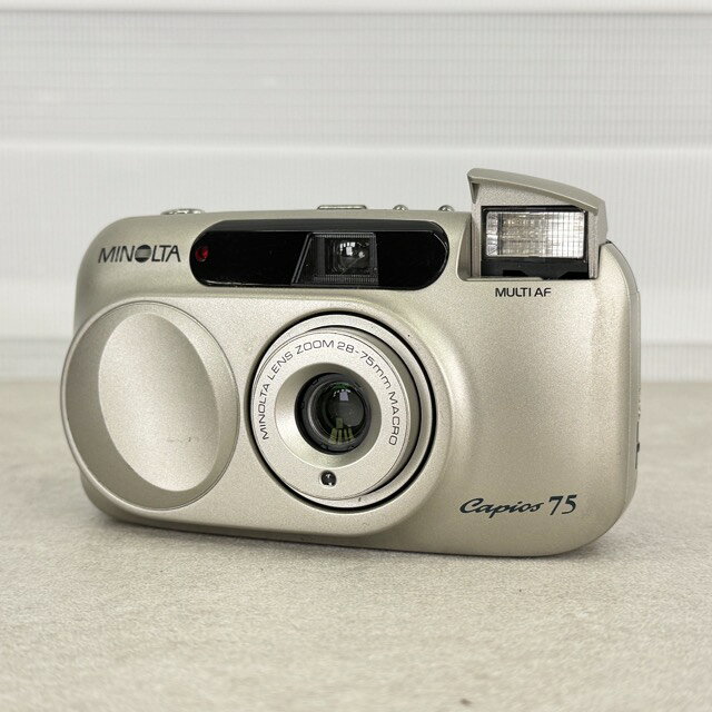 送料無料 フィルムカメラ 【中古】MINOLTA ミノルタ Capios 75 コンパクトカメラ ZOOM28-75mm MACRO 未チェック / 518154 商品詳細 サイズ(幅/奥行き/高さ): 約 12/4.5/6.8 cm ※素人寸法です。若干の誤差はご了承下さい。 商品は写真にあるもので全てです。 必ず写真で確認お願い致します。他にもたくさん出品しています。 状態 状態ランク C　少しキズ、汚れがある 状態ランク表 SSS　新品未開封 SS　未使用品 S　展示品 A　使用感が全くなく綺麗 B　目立ったキズや汚れ無し C　少しキズ、汚れがある D　キズや汚れがある E　目立ったキズ、汚れがある F　目立ったキズ、汚れが多くある G　破損個所がある H　破損個所が多くある 状態チェック担当者のコメント レンズ多少スレありますが除いて写り込むものではありません。その他多少汚れ、スレありますが大きなダメージはありません。 動作 動作ランク D　通電のみ確認 動作ランク表 S　新品未開封 未使用 A　動作問題なし B　一部分のみ未チェック C　多少難有り D　通電のみ確認 E　難有り F　未チェック G　ジャンク品 動作チェック担当者のコメント 通電確認のみしております。その他動作の確認は行っておりません。ジャンク品として出品いたします。 支払詳細 ページ下部にてご確認ください。 発送詳細 レターパックプラスにて発送致します。 ※日時指定はできません。 注意事項 ※タイトルの末尾は管理番号となります。※ジャンク品の商品は、故障や破損、欠品、動作未確認、 正常な動作のお約束ができない等、様々な理由にてジャンク品として販売をさせて頂いております。その為、商品の返品・返金・交換等の 対応は出来ません。修理、パーツ取りなどを想定しお買い求め下さい。 ※保証について動作保証と記載のある商品については、商品に不具合が生じた場合、商品到着後8日以内は返品、返金をお受けいたします。取付や工事が必要なものに関しましては、それに必要な費用は当方では負担致しません。 取付費、工事費は保証対象外となります。当方で販売いたしました商品が明確な原因で重大な事故へと発展いたしました場合にも、商品代金の2倍以上の責任は負いかねます。商品を利用される際には、必ず状態をご確認ください。 ※評価について恐れ入りますが当方から評価はしておりません。評価が必要な場合、受取連絡の際に取引ナビでご連絡下さい。よろしくお願い致します。 誠に勝手ながら各週日曜日が定休日となります。そのためご連絡、発送、手渡し対応等行っておりません。予めご了承の上ご落札をお願い致します。 同梱ご希望の場合は必ずお支払い前にご連絡をお願い致します。※ 新品及び未使用品は商品到着後8日間の動作を保証いたします。