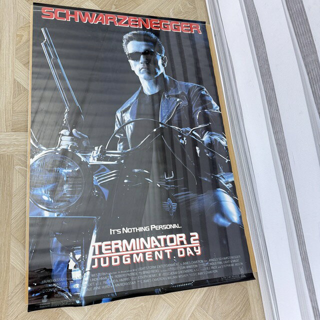 希少&nbsp; 映画ポスター【中古】ターミネーター2 US版 1991年 アーノルド・シュワルツェネッガー TERNINATOR 2 JUDGMENT.DAY/517956 商品詳細 サイズ　約48×75cm 商品は写真にあるもので全てです。 必ず写真で確認お願い致します。他にもたくさん出品しています。 状態 状態ランク D　キズや汚れがある 状態ランク表 SSS　新品未開封 SS　未使用品 S　展示品 A　使用感が全くなく綺麗 B　目立ったキズや汚れ無し C　少しキズ、汚れがある D　キズや汚れがある E　目立ったキズ、汚れがある F　目立ったキズ、汚れが多くある G　破損個所がある H　破損個所が多くある 状態チェック担当者のコメント 保管による経年の劣化や、裏面の汚れがあります。全体的に丸まった跡があり波うっています。 支払詳細 ページ下部にてご確認ください。 発送詳細 佐川急便80サイズにて埼玉県より発送いたします。送料はこちらを御覧下さい。送料無料の商品はご参考までにご覧下さい。※離島、沖縄は発送しておりません。予めご了承下さい。 注意事項 ※タイトルの末尾は管理番号となります。※ジャンク品の商品は、故障や破損、欠品、動作未確認、 正常な動作のお約束ができない等、様々な理由にてジャンク品として販売をさせて頂いております。その為、商品の返品・返金・交換等の 対応は出来ません。修理、パーツ取りなどを想定しお買い求め下さい。 ※保証について動作保証と記載のある商品については、商品に不具合が生じた場合、商品到着後8日以内は返品、返金をお受けいたします。取付や工事が必要なものに関しましては、それに必要な費用は当方では負担致しません。 取付費、工事費は保証対象外となります。当方で販売いたしました商品が明確な原因で重大な事故へと発展いたしました場合にも、商品代金の2倍以上の責任は負いかねます。商品を利用される際には、必ず状態をご確認ください。 ※評価について恐れ入りますが当方から評価はしておりません。評価が必要な場合、受取連絡の際に取引ナビでご連絡下さい。よろしくお願い致します。 誠に勝手ながら各週日曜日が定休日となります。そのためご連絡、発送、手渡し対応等行っておりません。予めご了承の上ご落札をお願い致します。 同梱ご希望の場合は必ずお支払い前にご連絡をお願い致します。※ 新品及び未使用品は商品到着後8日間の動作を保証いたします。
