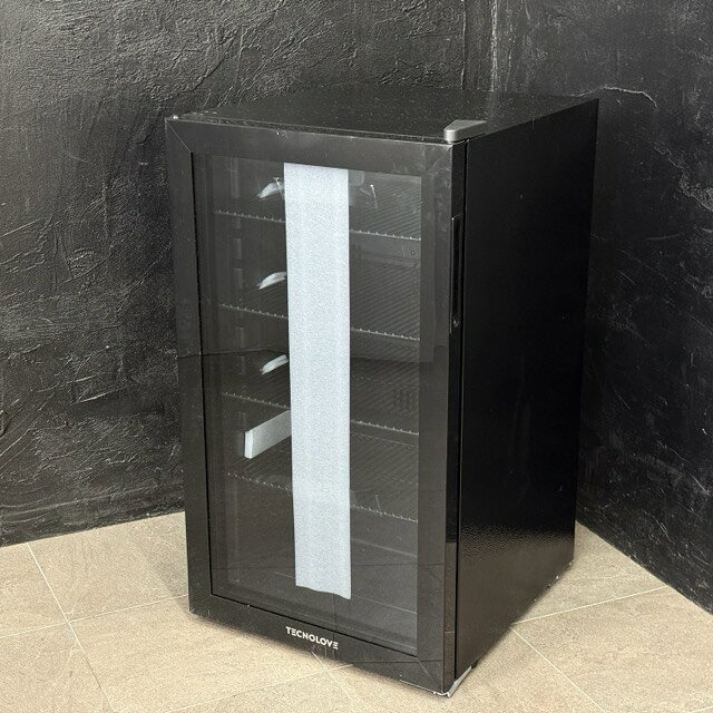 送料無料 飲料クーラー 【中古】動作保証 TECNOLOVE BR86CBKJP 86L ドリンク冷蔵庫 ファン式 タッチ式操作パネル 0810005 B / 24357 商品詳細 型番: BR86CBKJP 製造番号: 0137 付属品: 取扱説明書 サイズ(幅/奥行き/高さ): 約 44.5/48/79.5 cm ※素人寸法です。若干の誤差はご了承下さい。 商品は写真にあるもので全てです。 必ず写真で確認お願い致します。他にもたくさん出品しています。 状態 状態ランク C　少しキズ、汚れがある 状態ランク表 SSS　新品未開封 SS　未使用品 S　展示品 A　使用感が全くなく綺麗 B　目立ったキズや汚れ無し C　少しキズ、汚れがある D　キズや汚れがある E　目立ったキズ、汚れがある F　目立ったキズ、汚れが多くある G　破損個所がある H　破損個所が多くある 状態チェック担当者のコメント 正面、天面にスレ傷があります。その他多少のスレ傷汚れはありますが目立つものは無く綺麗です。 動作 動作ランク A　動作問題なし 動作ランク表 S　新品未開封 未使用 A　動作問題なし B　一部分のみ未チェック C　多少難有り D　通電のみ確認 E　難有り F　未チェック G　ジャンク品 動作チェック担当者のコメント 動作確認済みです。商品到着後8日間の動作を保証いたします。 支払詳細 ページ下部にてご確認ください。 発送詳細 家財おまかせ便（送料無料）にて埼玉県より発送いたします。らくらく家財便での発送はお届けの際にお立合いが必要となります。 配達希望日の指定が必要な場合は手配から集荷までに多少お時間をいただくためご購入手続き後より5日以降の配達希望日をご入力をお願い致します。 配達希望日のご入力がない場合は希望日無しの最短発送にて手配させていただきます。 ※北海道、九州、沖縄県、離島への発送は行っておりません。 ※時間指定ができない地域がございます。ご購入前にヤマト運輸ホームページにてご確認くださいませ。 注意事項 ※タイトルの末尾は管理番号となります。※ジャンク品の商品は、故障や破損、欠品、動作未確認、 正常な動作のお約束ができない等、様々な理由にてジャンク品として販売をさせて頂いております。その為、商品の返品・返金・交換等の 対応は出来ません。修理、パーツ取りなどを想定しお買い求め下さい。 ※保証について動作保証と記載のある商品については、商品に不具合が生じた場合、商品到着後8日以内は返品、返金をお受けいたします。取付や工事が必要なものに関しましては、それに必要な費用は当方では負担致しません。 取付費、工事費は保証対象外となります。当方で販売いたしました商品が明確な原因で重大な事故へと発展いたしました場合にも、商品代金の2倍以上の責任は負いかねます。商品を利用される際には、必ず状態をご確認ください。 ※評価について恐れ入りますが当方から評価はしておりません。評価が必要な場合、受取連絡の際に取引ナビでご連絡下さい。よろしくお願い致します。 誠に勝手ながら各週日曜日が定休日となります。そのためご連絡、発送、手渡し対応等行っておりません。予めご了承の上ご落札をお願い致します。 同梱ご希望の場合は必ずお支払い前にご連絡をお願い致します。※ 新品及び未使用品は商品到着後8日間の動作を保証いたします。