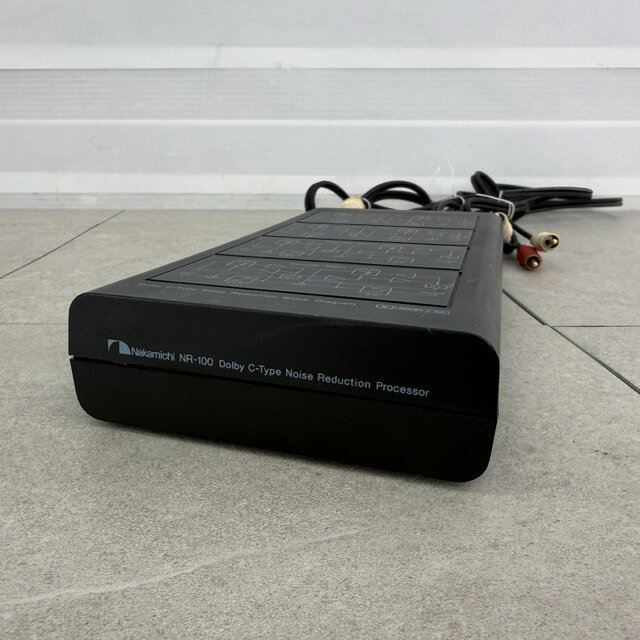未チェック ノイズ リアクション プロセッサー 【中古】Nakamichi ナカミチ NR-100 オーディオ機器 / 518460 商品詳細 型番: NR-100 サイズ(幅/奥行き/高さ): 約 12/24/4 cm ※素人寸法です。若干の誤差はご了承下さい。 商品は写真にあるもので全てです。 必ず写真で確認お願い致します。他にもたくさん出品しています。 状態 状態ランク D　キズや汚れがある 状態ランク表 SSS　新品未開封 SS　未使用品 S　展示品 A　使用感が全くなく綺麗 B　目立ったキズや汚れ無し C　少しキズ、汚れがある D　キズや汚れがある E　目立ったキズ、汚れがある F　目立ったキズ、汚れが多くある G　破損個所がある H　破損個所が多くある 状態チェック担当者のコメント使用に伴うキズ汚れがあります。コードが経年劣化なのかベタつきが目立ちます。 動作 動作ランク F　未チェック 動作ランク表 S　新品未開封 未使用 A　動作問題なし B　一部分のみ未チェック C　多少難有り D　通電のみ確認 E　難有り F　未チェック G　ジャンク品 動作チェック担当者のコメント 動作未チェックとなりますので ジャンク品として出品いたします。 ご理解のある方のご購入をお願い致します。 支払詳細 ページ下部にてご確認ください。 発送詳細 佐川急便80サイズにて埼玉県より発送いたします。送料はこちらを御覧下さい。送料無料の商品はご参考までにご覧下さい。※離島、沖縄は発送しておりません。予めご了承下さい。 注意事項 ※タイトルの末尾は管理番号となります。※ジャンク品の商品は、故障や破損、欠品、動作未確認、 正常な動作のお約束ができない等、様々な理由にてジャンク品として販売をさせて頂いております。その為、商品の返品・返金・交換等の 対応は出来ません。修理、パーツ取りなどを想定しお買い求め下さい。 ※保証について動作保証と記載のある商品については、商品に不具合が生じた場合、商品到着後8日以内は返品、返金をお受けいたします。取付や工事が必要なものに関しましては、それに必要な費用は当方では負担致しません。 取付費、工事費は保証対象外となります。当方で販売いたしました商品が明確な原因で重大な事故へと発展いたしました場合にも、商品代金の2倍以上の責任は負いかねます。商品を利用される際には、必ず状態をご確認ください。 ※評価について恐れ入りますが当方から評価はしておりません。評価が必要な場合、受取連絡の際に取引ナビでご連絡下さい。よろしくお願い致します。 誠に勝手ながら各週日曜日が定休日となります。そのためご連絡、発送、手渡し対応等行っておりません。予めご了承の上ご落札をお願い致します。 同梱ご希望の場合は必ずお支払い前にご連絡をお願い致します。※ 新品及び未使用品は商品到着後8日間の動作を保証いたします。