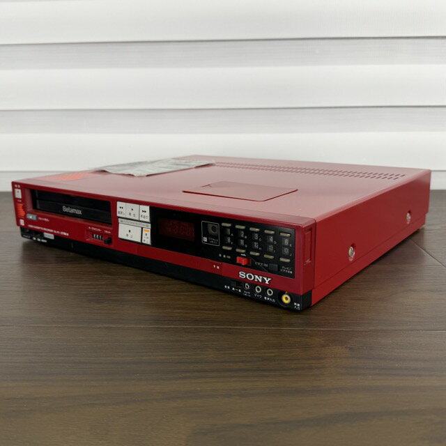 ベータデッキ 【中古】SONY ソニー SL-F3 ビデオカセットレコーダー オーディオ機器 ジャンク / 515562 商品詳細 型番: SL-F3 サイズ(幅/奥行き/高さ): 約 43/37/9 cm ※素人寸法です。若干の誤差はご了承下さい。 商品は写真にあるもので全てです。 必ず写真で確認お願い致します。他にもたくさん出品しています。 状態 状態ランク C　少しキズ、汚れがある 状態ランク表 SSS　新品未開封 SS　未使用品 S　展示品 A　使用感が全くなく綺麗 B　目立ったキズや汚れ無し C　少しキズ、汚れがある D　キズや汚れがある E　目立ったキズ、汚れがある F　目立ったキズ、汚れが多くある G　破損個所がある H　破損個所が多くある 状態チェック担当者のコメント 側面の蓋のようなものがが少し歪んでいます。その他多少のキズ、汚れありますが大きく目立つものはありません。 動作 動作ランク G　ジャンク品 動作ランク表 S　新品未開封 未使用 A　動作問題なし B　一部分のみ未チェック C　多少難有り D　通電のみ確認 E　難有り F　未チェック G　ジャンク品 動作チェック担当者のコメント 現状でのお渡しになります。予めご了承の上ご入札をお願いいたします。 再生すると映像が写真のように乱れています。音声も確認できませんでした。そのほかの動作は未確認となります。 支払詳細 ページ下部にてご確認ください。 発送詳細 ゆうパック120にて埼玉県より発送いたします。詳しくはこちらを御覧下さい。 ※現在発送できない地域について郵便局の窓口休止状況、ゆうパック等の引受引渡しが停止となっている地域については、日本郵便ホームページよりご確認ください。落札前に必ずご自身の地域が発送可能かご確認の上ご入札お願い致します。手渡しも歓迎です。※手渡しの場合、取り置きは落札日より1週間となります。予めご了承下さい。※送料無料の商品はご参考までにご覧下さい。 注意事項 ※タイトルの末尾は管理番号となります。※ジャンク品の商品は、故障や破損、欠品、動作未確認、 正常な動作のお約束ができない等、様々な理由にてジャンク品として販売をさせて頂いております。その為、商品の返品・返金・交換等の 対応は出来ません。修理、パーツ取りなどを想定しお買い求め下さい。 ※保証について動作保証と記載のある商品については、商品に不具合が生じた場合、商品到着後8日以内は返品、返金をお受けいたします。取付や工事が必要なものに関しましては、それに必要な費用は当方では負担致しません。 取付費、工事費は保証対象外となります。当方で販売いたしました商品が明確な原因で重大な事故へと発展いたしました場合にも、商品代金の2倍以上の責任は負いかねます。商品を利用される際には、必ず状態をご確認ください。 ※評価について恐れ入りますが当方から評価はしておりません。評価が必要な場合、受取連絡の際に取引ナビでご連絡下さい。よろしくお願い致します。 誠に勝手ながら各週日曜日が定休日となります。そのためご連絡、発送、手渡し対応等行っておりません。予めご了承の上ご落札をお願い致します。 同梱ご希望の場合は必ずお支払い前にご連絡をお願い致します。※ 新品及び未使用品は商品到着後8日間の動作を保証いたします。