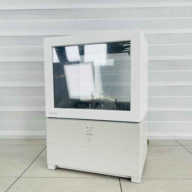 パナソニック 電気食器洗い乾燥機 【中古】動作保証 Panasonic NP-TML1-W 2025年製 コンパクトサイズ 工事不要 家電製品 /518364 商品詳細 製造番号: 0401 年式: 2025 年製 サイズ(幅/奥行き/高さ): 約 31/22.5/43 cm ※素人寸法です。若干の誤差はご了承下さい。 商品は写真にあるもので全てです。 必ず写真で確認お願い致します。他にもたくさん出品しています。 状態 状態ランク C　少しキズ、汚れがある 状態ランク表 SSS　新品未開封 SS　未使用品 S　展示品 A　使用感が全くなく綺麗 B　目立ったキズや汚れ無し C　少しキズ、汚れがある D　キズや汚れがある E　目立ったキズ、汚れがある F　目立ったキズ、汚れが多くある G　破損個所がある H　破損個所が多くある 状態チェック担当者のコメント使用に伴うスレ傷があります。 外装や溝には細かな取り切れない汚れはあります。 動作 動作ランク A　動作問題なし 動作ランク表 S　新品未開封 未使用 A　動作問題なし B　一部分のみ未チェック C　多少難有り D　通電のみ確認 E　難有り F　未チェック G　ジャンク品 動作チェック担当者のコメント 動作確認済みです。商品到着後8日間の動作を保証いたします。 支払詳細 ページ下部にてご確認ください。 発送詳細 ゆうパック120にて埼玉県より発送いたします。詳しくはこちらを御覧下さい。 ※現在発送できない地域について郵便局の窓口休止状況、ゆうパック等の引受引渡しが停止となっている地域については、日本郵便ホームページよりご確認ください。落札前に必ずご自身の地域が発送可能かご確認の上ご入札お願い致します。手渡しも歓迎です。※手渡しの場合、取り置きは落札日より1週間となります。予めご了承下さい。※送料無料の商品はご参考までにご覧下さい。 注意事項 ※タイトルの末尾は管理番号となります。※ジャンク品の商品は、故障や破損、欠品、動作未確認、 正常な動作のお約束ができない等、様々な理由にてジャンク品として販売をさせて頂いております。その為、商品の返品・返金・交換等の 対応は出来ません。修理、パーツ取りなどを想定しお買い求め下さい。 ※保証について動作保証と記載のある商品については、商品に不具合が生じた場合、商品到着後8日以内は返品、返金をお受けいたします。取付や工事が必要なものに関しましては、それに必要な費用は当方では負担致しません。 取付費、工事費は保証対象外となります。当方で販売いたしました商品が明確な原因で重大な事故へと発展いたしました場合にも、商品代金の2倍以上の責任は負いかねます。商品を利用される際には、必ず状態をご確認ください。 ※評価について恐れ入りますが当方から評価はしておりません。評価が必要な場合、受取連絡の際に取引ナビでご連絡下さい。よろしくお願い致します。 誠に勝手ながら各週日曜日が定休日となります。そのためご連絡、発送、手渡し対応等行っておりません。予めご了承の上ご落札をお願い致します。 同梱ご希望の場合は必ずお支払い前にご連絡をお願い致します。※ 新品及び未使用品は商品到着後8日間の動作を保証いたします。