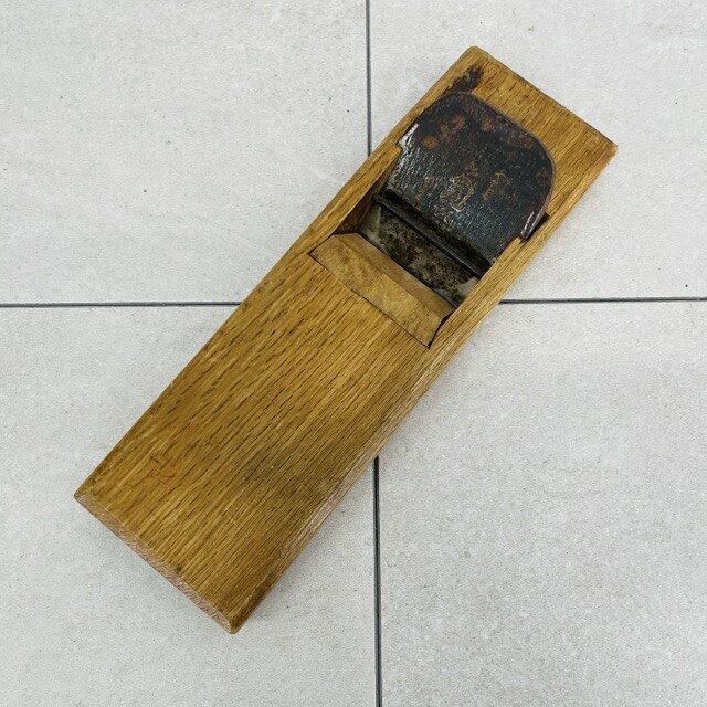 二代目 左寛次 東之浪人 カンナ 【中古】鉋 かんな 大工道具 職人 /518365 商品詳細 商品は写真にあるもので全てです。 必ず写真で確認お願い致します。他にもたくさん出品しています。 状態 状態ランク D　キズや汚れがある 状態ランク表 SSS　新品未開封 SS　未使用品 S　展示品 A　使用感が全くなく綺麗 B　目立ったキズや汚れ無し C　少しキズ、汚れがある D　キズや汚れがある E　目立ったキズ、汚れがある F　目立ったキズ、汚れが多くある G　破損個所がある H　破損個所が多くある 状態チェック担当者のコメント使用に伴うスレ傷があります。 黒ずみやスレ傷があります。刃に錆があります。切れ味は確認していません。現状でのお渡しとなります。 支払詳細 ページ下部にてご確認ください。 発送詳細 佐川急便60サイズにて埼玉県より発送いたします。送料はこちらを御覧下さい。送料無料の商品はご参考までにご覧下さい。※離島、沖縄は発送しておりません。予めご了承下さい。 注意事項 ※タイトルの末尾は管理番号となります。※ジャンク品の商品は、故障や破損、欠品、動作未確認、 正常な動作のお約束ができない等、様々な理由にてジャンク品として販売をさせて頂いております。その為、商品の返品・返金・交換等の 対応は出来ません。修理、パーツ取りなどを想定しお買い求め下さい。 ※保証について動作保証と記載のある商品については、商品に不具合が生じた場合、商品到着後8日以内は返品、返金をお受けいたします。取付や工事が必要なものに関しましては、それに必要な費用は当方では負担致しません。 取付費、工事費は保証対象外となります。当方で販売いたしました商品が明確な原因で重大な事故へと発展いたしました場合にも、商品代金の2倍以上の責任は負いかねます。商品を利用される際には、必ず状態をご確認ください。 ※評価について恐れ入りますが当方から評価はしておりません。評価が必要な場合、受取連絡の際に取引ナビでご連絡下さい。よろしくお願い致します。 誠に勝手ながら各週日曜日が定休日となります。そのためご連絡、発送、手渡し対応等行っておりません。予めご了承の上ご落札をお願い致します。 同梱ご希望の場合は必ずお支払い前にご連絡をお願い致します。※ 新品及び未使用品は商品到着後8日間の動作を保証いたします。