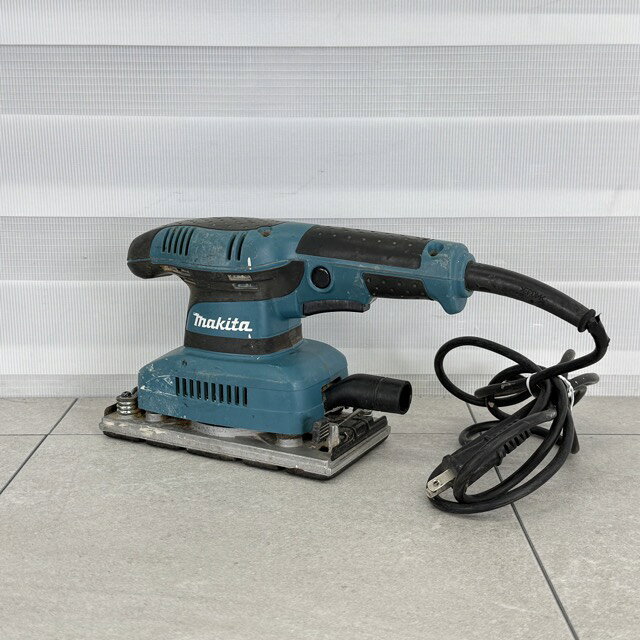 マキタ 仕上げサンダ 【中古】動作保証 makita BO3710 100V-2A 50-60Hz 電動工具/518370 商品詳細 型番: B03710 製造番号: 0925149 商品は写真にあるもので全てです。 必ず写真で確認お願い致します。他にもたくさん出品しています。 状態 状態ランク C　少しキズ、汚れがある 状態ランク表 SSS　新品未開封 SS　未使用品 S　展示品 A　使用感が全くなく綺麗 B　目立ったキズや汚れ無し C　少しキズ、汚れがある D　キズや汚れがある E　目立ったキズ、汚れがある F　目立ったキズ、汚れが多くある G　破損個所がある H　破損個所が多くある 状態チェック担当者のコメント使用に伴うスレ傷があります。 吹き上げても白い汚れが浮かび上がります。隙間には取りきれない汚れ残りがあります。塗料のようなものが一部付着しています。コードにテープが巻かれています。内側の確認はしておりません。 動作 動作ランク A　動作問題なし 動作ランク表 S　新品未開封 未使用 A　動作問題なし B　一部分のみ未チェック C　多少難有り D　通電のみ確認 E　難有り F　未チェック G　ジャンク品 動作チェック担当者のコメント 動作確認済みです。商品到着後8日間の動作を保証いたします。 研磨部分消耗品は保証対象外となります。 支払詳細 ページ下部にてご確認ください。 発送詳細 佐川急便100サイズにて埼玉県より発送いたします。送料はこちらを御覧下さい。送料無料の商品はご参考までにご覧下さい。※離島、沖縄は発送しておりません。予めご了承下さい。 注意事項 ※タイトルの末尾は管理番号となります。※ジャンク品の商品は、故障や破損、欠品、動作未確認、 正常な動作のお約束ができない等、様々な理由にてジャンク品として販売をさせて頂いております。その為、商品の返品・返金・交換等の 対応は出来ません。修理、パーツ取りなどを想定しお買い求め下さい。 ※保証について動作保証と記載のある商品については、商品に不具合が生じた場合、商品到着後8日以内は返品、返金をお受けいたします。取付や工事が必要なものに関しましては、それに必要な費用は当方では負担致しません。 取付費、工事費は保証対象外となります。当方で販売いたしました商品が明確な原因で重大な事故へと発展いたしました場合にも、商品代金の2倍以上の責任は負いかねます。商品を利用される際には、必ず状態をご確認ください。 ※評価について恐れ入りますが当方から評価はしておりません。評価が必要な場合、受取連絡の際に取引ナビでご連絡下さい。よろしくお願い致します。 誠に勝手ながら各週日曜日が定休日となります。そのためご連絡、発送、手渡し対応等行っておりません。予めご了承の上ご落札をお願い致します。 同梱ご希望の場合は必ずお支払い前にご連絡をお願い致します。※ 新品及び未使用品は商品到着後8日間の動作を保証いたします。
