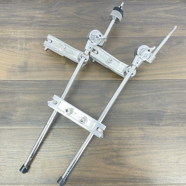 Peal ブームシンバルホルダー CH-70?【中古】パール ドラム用 アクセサリー /515671 商品詳細 商品は写真にあるもので全てです。 必ず写真で確認お願い致します。他にもたくさん出品しています。 状態 状態ランク D　キズや汚れがある 状態ランク表 SSS　新品未開封 SS　未使用品 S　展示品 A　使用感が全くなく綺麗 B　目立ったキズや汚れ無し C　少しキズ、汚れがある D　キズや汚れがある E　目立ったキズ、汚れがある F　目立ったキズ、汚れが多くある G　破損個所がある H　破損個所が多くある 状態チェック担当者のコメント使用に伴うスレ傷があります。 全体にサビが多いです。CH-70に似ていますが記載がない為違う可能性もございます。写真わかる方のご購入お願いいたします。 支払詳細 ページ下部にてご確認ください。 発送詳細 佐川急便100サイズにて埼玉県より発送いたします。送料はこちらを御覧下さい。送料無料の商品はご参考までにご覧下さい。※離島、沖縄は発送しておりません。予めご了承下さい。 注意事項 ※タイトルの末尾は管理番号となります。※ジャンク品の商品は、故障や破損、欠品、動作未確認、 正常な動作のお約束ができない等、様々な理由にてジャンク品として販売をさせて頂いております。その為、商品の返品・返金・交換等の 対応は出来ません。修理、パーツ取りなどを想定しお買い求め下さい。 ※保証について動作保証と記載のある商品については、商品に不具合が生じた場合、商品到着後8日以内は返品、返金をお受けいたします。取付や工事が必要なものに関しましては、それに必要な費用は当方では負担致しません。 取付費、工事費は保証対象外となります。当方で販売いたしました商品が明確な原因で重大な事故へと発展いたしました場合にも、商品代金の2倍以上の責任は負いかねます。商品を利用される際には、必ず状態をご確認ください。 ※評価について恐れ入りますが当方から評価はしておりません。評価が必要な場合、受取連絡の際に取引ナビでご連絡下さい。よろしくお願い致します。 誠に勝手ながら各週日曜日が定休日となります。そのためご連絡、発送、手渡し対応等行っておりません。予めご了承の上ご落札をお願い致します。 同梱ご希望の場合は必ずお支払い前にご連絡をお願い致します。※ 新品及び未使用品は商品到着後8日間の動作を保証いたします。