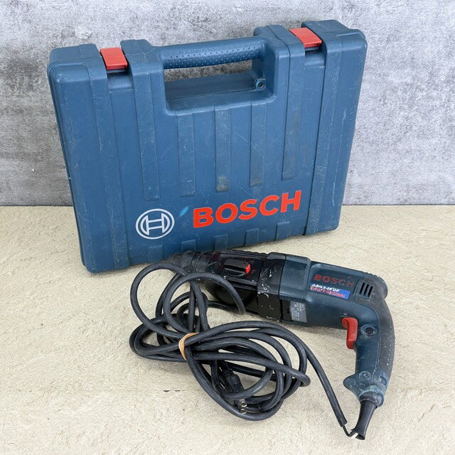 振動ドリル 【中古】動作保証 BOSCH ボッシュ GBH2-26DE コード式 電動工具 ケース付き / 516974 商品詳細 型番: GBH2ー26DE サイズ(幅/奥行き/高さ): 約 8/39/24.5 cm ※素人寸法です。若干の誤差はご了承下さい。 商品は写真にあるもので全てです。 必ず写真で確認お願い致します。他にもたくさん出品しています。 状態 状態ランク E　目立ったキズ、汚れがある 状態ランク表 SSS　新品未開封 SS　未使用品 S　展示品 A　使用感が全くなく綺麗 B　目立ったキズや汚れ無し C　少しキズ、汚れがある D　キズや汚れがある E　目立ったキズ、汚れがある F　目立ったキズ、汚れが多くある G　破損個所がある H　破損個所が多くある 状態チェック担当者のコメント 全体的に使用感あり、取り切れない汚れや擦り傷などあります。ハードケースに歪みあり。コードゴムカバーが剥けてしまっている箇所があります。 動作 動作ランク A　動作問題なし 動作ランク表 S　新品未開封 未使用 A　動作問題なし B　一部分のみ未チェック C　多少難有り D　通電のみ確認 E　難有り F　未チェック G　ジャンク品 動作チェック担当者のコメント 動作確認済みです。商品到着後8日間の動作を保証いたします。 支払詳細 ページ下部にてご確認ください。 発送詳細 佐川急便100サイズにて埼玉県より発送いたします。送料はこちらを御覧下さい。送料無料の商品はご参考までにご覧下さい。※離島、沖縄は発送しておりません。予めご了承下さい。 注意事項 ※タイトルの末尾は管理番号となります。※ジャンク品の商品は、故障や破損、欠品、動作未確認、 正常な動作のお約束ができない等、様々な理由にてジャンク品として販売をさせて頂いております。その為、商品の返品・返金・交換等の 対応は出来ません。修理、パーツ取りなどを想定しお買い求め下さい。 ※保証について動作保証と記載のある商品については、商品に不具合が生じた場合、商品到着後8日以内は返品、返金をお受けいたします。取付や工事が必要なものに関しましては、それに必要な費用は当方では負担致しません。 取付費、工事費は保証対象外となります。当方で販売いたしました商品が明確な原因で重大な事故へと発展いたしました場合にも、商品代金の2倍以上の責任は負いかねます。商品を利用される際には、必ず状態をご確認ください。 ※評価について恐れ入りますが当方から評価はしておりません。評価が必要な場合、受取連絡の際に取引ナビでご連絡下さい。よろしくお願い致します。 誠に勝手ながら各週日曜日が定休日となります。そのためご連絡、発送、手渡し対応等行っておりません。予めご了承の上ご落札をお願い致します。 同梱ご希望の場合は必ずお支払い前にご連絡をお願い致します。※ 新品及び未使用品は商品到着後8日間の動作を保証いたします。