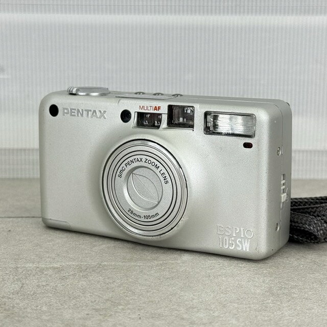 PENTAX ペンタックス コンパクトフィルムカメラ&nbsp; ESPIO 105SW シルバー 28-105mm シャッターOK 【中古】　/518482 商品詳細 型番: 105SW 製造番号: 4761966 サイズ(幅/奥行き/高さ): 約 11/4.5/6 cm 重量: 約0.192kg ※素人寸法です。若干の誤差はご了承下さい。 商品は写真にあるもので全てです。 必ず写真で確認お願い致します。他にもたくさん出品しています。 状態 状態ランク C　少しキズ、汚れがある 状態ランク表 SSS　新品未開封 SS　未使用品 S　展示品 A　使用感が全くなく綺麗 B　目立ったキズや汚れ無し C　少しキズ、汚れがある D　キズや汚れがある E　目立ったキズ、汚れがある F　目立ったキズ、汚れが多くある G　破損個所がある H　破損個所が多くある 状態チェック担当者のコメント多少のスレ傷汚れはありますが目立ったものはなく綺麗です。 動作 動作ランク B　一部分のみ未チェック 動作ランク表 S　新品未開封 未使用 A　動作問題なし B　一部分のみ未チェック C　多少難有り D　通電のみ確認 E　難有り F　未チェック G　ジャンク品 動作チェック担当者のコメント フラッシュが点灯する事、シャッターが切れる事、ズーム機能が動作すること、フィルムが巻けることを確認しています。 支払詳細 ページ下部にてご確認ください。 発送詳細 佐川急便60サイズにて埼玉県より発送いたします。送料はこちらを御覧下さい。送料無料の商品はご参考までにご覧下さい。※離島、沖縄は発送しておりません。予めご了承下さい。 注意事項 ※タイトルの末尾は管理番号となります。※ジャンク品の商品は、故障や破損、欠品、動作未確認、 正常な動作のお約束ができない等、様々な理由にてジャンク品として販売をさせて頂いております。その為、商品の返品・返金・交換等の 対応は出来ません。修理、パーツ取りなどを想定しお買い求め下さい。 ※保証について動作保証と記載のある商品については、商品に不具合が生じた場合、商品到着後8日以内は返品、返金をお受けいたします。取付や工事が必要なものに関しましては、それに必要な費用は当方では負担致しません。 取付費、工事費は保証対象外となります。当方で販売いたしました商品が明確な原因で重大な事故へと発展いたしました場合にも、商品代金の2倍以上の責任は負いかねます。商品を利用される際には、必ず状態をご確認ください。 ※評価について恐れ入りますが当方から評価はしておりません。評価が必要な場合、受取連絡の際に取引ナビでご連絡下さい。よろしくお願い致します。 誠に勝手ながら各週日曜日が定休日となります。そのためご連絡、発送、手渡し対応等行っておりません。予めご了承の上ご落札をお願い致します。 同梱ご希望の場合は必ずお支払い前にご連絡をお願い致します。※ 新品及び未使用品は商品到着後8日間の動作を保証いたします。