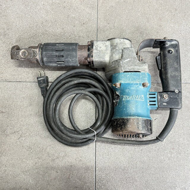 マキタ 電動ハンマ 【中古】 動作保証 makita HM0810 六角シャンク 17mm 電動工具 コード式 本体のみ/518583 商品詳細 型番: HM0810 製造番号: …13 当方では専門的なメンテナンスは行なっておりません。ご使用前に必ずご自身で安全を確認してください。 商品は写真にあるもので全てです。 必ず写真で確認お願い致します。他にもたくさん出品しています。 状態 状態ランク D　キズや汚れがある 状態ランク表 SSS　新品未開封 SS　未使用品 S　展示品 A　使用感が全くなく綺麗 B　目立ったキズや汚れ無し C　少しキズ、汚れがある D　キズや汚れがある E　目立ったキズ、汚れがある F　目立ったキズ、汚れが多くある G　破損個所がある H　破損個所が多くある 状態チェック担当者のコメント使用に伴うスレ傷があります。 サビ汚れ、塗装剥がれがあり、シールが剥がれかけています。 動作 動作ランク A　動作問題なし 動作ランク表 S　新品未開封 未使用 A　動作問題なし B　一部分のみ未チェック C　多少難有り D　通電のみ確認 E　難有り F　未チェック G　ジャンク品 動作チェック担当者のコメント 動作確認済みです。商品到着後8日間の動作を保証いたします。 支払詳細 ページ下部にてご確認ください。 発送詳細 佐川急便100サイズにて埼玉県より発送いたします。送料はこちらを御覧下さい。送料無料の商品はご参考までにご覧下さい。※離島、沖縄は発送しておりません。予めご了承下さい。 注意事項 ※タイトルの末尾は管理番号となります。※ジャンク品の商品は、故障や破損、欠品、動作未確認、 正常な動作のお約束ができない等、様々な理由にてジャンク品として販売をさせて頂いております。その為、商品の返品・返金・交換等の 対応は出来ません。修理、パーツ取りなどを想定しお買い求め下さい。 ※保証について動作保証と記載のある商品については、商品に不具合が生じた場合、商品到着後8日以内は返品、返金をお受けいたします。取付や工事が必要なものに関しましては、それに必要な費用は当方では負担致しません。 取付費、工事費は保証対象外となります。当方で販売いたしました商品が明確な原因で重大な事故へと発展いたしました場合にも、商品代金の2倍以上の責任は負いかねます。商品を利用される際には、必ず状態をご確認ください。 ※評価について恐れ入りますが当方から評価はしておりません。評価が必要な場合、受取連絡の際に取引ナビでご連絡下さい。よろしくお願い致します。 誠に勝手ながら各週日曜日が定休日となります。そのためご連絡、発送、手渡し対応等行っておりません。予めご了承の上ご落札をお願い致します。 同梱ご希望の場合は必ずお支払い前にご連絡をお願い致します。※ 新品及び未使用品は商品到着後8日間の動作を保証いたします。