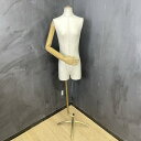 トルソー 女性用 【中古】 腕付き ボディ アーム付 洋裁 裁縫 レディース /56884 商品詳細 サイズ(幅/奥行き/高さ): 約 // cm 肩幅34 首回り31 バスト76.5 ウエスト62 ヒップ83.5 高さ141～175 ※素人寸法です。若干の誤差はご了承下さい。 商品は写真にあるもので全てです。 必ず写真で確認お願い致します。他にもたくさん出品しています。 状態 状態ランク D　キズや汚れがある 状態ランク表 SSS　新品未開封 SS　未使用品 S　展示品 A　使用感が全くなく綺麗 B　目立ったキズや汚れ無し C　少しキズ、汚れがある D　キズや汚れがある E　目立ったキズ、汚れがある F　目立ったキズ、汚れが多くある G　破損個所がある H　破損個所が多くある 状態チェック担当者のコメント 足部分にシミの様な汚れがあります。脚にスレキズがあり、一つ留め具が欠品している為ぐらつきがあります。 支払詳細 ページ下部にてご確認ください。 発送詳細 佐川急便220サイズにて埼玉県より発送いたします。送料はこちらを御覧下さい。送料無料の商品はご参考までにご覧下さい。※離島、沖縄は発送しておりません。予めご了承下さい。 注意事項 ※タイトルの末尾は管理番号となります。※ジャンク品の商品は、故障や破損、欠品、動作未確認、 正常な動作のお約束ができない等、様々な理由にてジャンク品として販売をさせて頂いております。その為、商品の返品・返金・交換等の 対応は出来ません。修理、パーツ取りなどを想定しお買い求め下さい。 ※保証について動作保証と記載のある商品については、商品に不具合が生じた場合、商品到着後8日以内は返品、返金をお受けいたします。取付や工事が必要なものに関しましては、それに必要な費用は当方では負担致しません。 取付費、工事費は保証対象外となります。当方で販売いたしました商品が明確な原因で重大な事故へと発展いたしました場合にも、商品代金の2倍以上の責任は負いかねます。商品を利用される際には、必ず状態をご確認ください。 ※評価について恐れ入りますが当方から評価はしておりません。評価が必要な場合、受取連絡の際に取引ナビでご連絡下さい。よろしくお願い致します。 誠に勝手ながら各週日曜日が定休日となります。そのためご連絡、発送、手渡し対応等行っておりません。予めご了承の上ご落札をお願い致します。 同梱ご希望の場合は必ずお支払い前にご連絡をお願い致します。※ 新品及び未使用品は商品到着後8日間の動作を保証いたします。