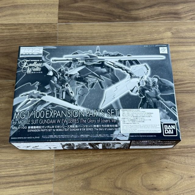 新品 BANDAI バンダイ プラモデル MG 1/100 新機動戦記ガンダムW EWシリーズ用拡張パーツセット 敗者たちの栄光仕様 ガンプラ / 901088 商品詳細 商品は写真にあるもので全てです。 必ず写真で確認お願い致します。他にもたくさん出品しています。 状態 状態ランク SSS　新品未開封 状態ランク表 SSS　新品未開封 SS　未使用品 S　展示品 A　使用感が全くなく綺麗 B　目立ったキズや汚れ無し C　少しキズ、汚れがある D　キズや汚れがある E　目立ったキズ、汚れがある F　目立ったキズ、汚れが多くある G　破損個所がある H　破損個所が多くある 状態チェック担当者のコメント箱には保管中によるダメージがあります。パーツ揃っています。 支払詳細 ページ下部にてご確認ください。 発送詳細 佐川急便80サイズにて埼玉県より発送いたします。送料はこちらを御覧下さい。送料無料の商品はご参考までにご覧下さい。※離島、沖縄は発送しておりません。予めご了承下さい。 注意事項 ※タイトルの末尾は管理番号となります。※ジャンク品の商品は、故障や破損、欠品、動作未確認、 正常な動作のお約束ができない等、様々な理由にてジャンク品として販売をさせて頂いております。その為、商品の返品・返金・交換等の 対応は出来ません。修理、パーツ取りなどを想定しお買い求め下さい。 ※保証について動作保証と記載のある商品については、商品に不具合が生じた場合、商品到着後8日以内は返品、返金をお受けいたします。取付や工事が必要なものに関しましては、それに必要な費用は当方では負担致しません。 取付費、工事費は保証対象外となります。当方で販売いたしました商品が明確な原因で重大な事故へと発展いたしました場合にも、商品代金の2倍以上の責任は負いかねます。商品を利用される際には、必ず状態をご確認ください。 ※評価について恐れ入りますが当方から評価はしておりません。評価が必要な場合、受取連絡の際に取引ナビでご連絡下さい。よろしくお願い致します。 誠に勝手ながら各週日曜日が定休日となります。そのためご連絡、発送、手渡し対応等行っておりません。予めご了承の上ご落札をお願い致します。 同梱ご希望の場合は必ずお支払い前にご連絡をお願い致します。※ 新品及び未使用品は商品到着後8日間の動作を保証いたします。