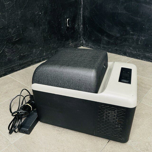 商品詳細 サイズ(幅/奥行き/高さ): 約 // cm ※外装42x32x31 庫内21.5x25x15 ※素人寸法です。若干の誤差はご了承下さい。 商品は写真にあるもので全てです。 必ず写真で確認お願い致します。他にもたくさん出品しています。 状態 状態ランク D　キズや汚れがある 状態ランク表 SSS　新品未開封 SS　未使用品 S　展示品 A　使用感が全くなく綺麗 B　目立ったキズや汚れ無し C　少しキズ、汚れがある D　キズや汚れがある E　目立ったキズ、汚れがある F　目立ったキズ、汚れが多くある G　破損個所がある H　破損個所が多くある 状態チェック担当者のコメント箱には保管中によるダメージがあります。 外装には小傷スレがあり網目の部分が少し凹んでいます。庫内には黒ずみが多いです。付属品、DC、ACコード 動作 動作ランク C　多少難有 動作ランク表 S　新品未開封 未使用 A　動作問題なし B　一部分のみ未チェック C　多少難有り D　通電のみ確認 E　難有り F　未チェック G　ジャンク品 動作チェック担当者のコメント -20度設定で-17度までしか下がりませんでした。20度設定で20度でした。現状でのお渡しとなります。 支払詳細 ページ下部にてご確認ください。 発送詳細 佐川急便140サイズにて埼玉県より発送いたします。送料はこちらを御覧下さい。送料無料の商品はご参考までにご覧下さい。※離島、沖縄は発送しておりません。予めご了承下さい。 注意事項 ※タイトルの末尾は管理番号となります。※ジャンク品の商品は、故障や破損、欠品、動作未確認、 正常な動作のお約束ができない等、様々な理由にてジャンク品として販売をさせて頂いております。その為、商品の返品・返金・交換等の 対応は出来ません。修理、パーツ取りなどを想定しお買い求め下さい。 ※保証について動作保証と記載のある商品については、商品に不具合が生じた場合、商品到着後8日以内は返品、返金をお受けいたします。取付や工事が必要なものに関しましては、それに必要な費用は当方では負担致しません。 取付費、工事費は保証対象外となります。当方で販売いたしました商品が明確な原因で重大な事故へと発展いたしました場合にも、商品代金の2倍以上の責任は負いかねます。商品を利用される際には、必ず状態をご確認ください。 ※評価について恐れ入りますが当方から評価はしておりません。評価が必要な場合、受取連絡の際に取引ナビでご連絡下さい。よろしくお願い致します。 誠に勝手ながら各週日曜日が定休日となります。そのためご連絡、発送、手渡し対応等行っておりません。予めご了承の上ご落札をお願い致します。 同梱ご希望の場合は必ずお支払い前にご連絡をお願い致します。※ 新品及び未使用品は商品到着後8日間の動作を保証いたします。