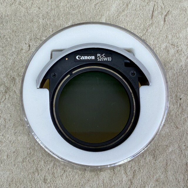 カメラ用ドロップイン円偏光フィルター 【中古】Canon キャノン PL-C 52 (WII) 撮影 レンズアクセサリー ケース付き / 517289 商品詳細 型番: PL-C52(W2） 商品は写真にあるもので全てです。 必ず写真で確認お願い致します。他にもたくさん出品しています。 状態 状態ランク D　キズや汚れがある 状態ランク表 SSS　新品未開封 SS　未使用品 S　展示品 A　使用感が全くなく綺麗 B　目立ったキズや汚れ無し C　少しキズ、汚れがある D　キズや汚れがある E　目立ったキズ、汚れがある F　目立ったキズ、汚れが多くある G　破損個所がある H　破損個所が多くある 状態チェック担当者のコメント レンズ付近のシルバーの輪にサビ汚れがあります。レンズにはダメージは見当たりません。ケースにスレ傷があります。 支払詳細 ページ下部にてご確認ください。 発送詳細 佐川急便60サイズにて埼玉県より発送いたします。送料はこちらを御覧下さい。送料無料の商品はご参考までにご覧下さい。※離島、沖縄は発送しておりません。予めご了承下さい。 注意事項 ※タイトルの末尾は管理番号となります。※ジャンク品の商品は、故障や破損、欠品、動作未確認、 正常な動作のお約束ができない等、様々な理由にてジャンク品として販売をさせて頂いております。その為、商品の返品・返金・交換等の 対応は出来ません。修理、パーツ取りなどを想定しお買い求め下さい。 ※保証について動作保証と記載のある商品については、商品に不具合が生じた場合、商品到着後8日以内は返品、返金をお受けいたします。取付や工事が必要なものに関しましては、それに必要な費用は当方では負担致しません。 取付費、工事費は保証対象外となります。当方で販売いたしました商品が明確な原因で重大な事故へと発展いたしました場合にも、商品代金の2倍以上の責任は負いかねます。商品を利用される際には、必ず状態をご確認ください。 ※評価について恐れ入りますが当方から評価はしておりません。評価が必要な場合、受取連絡の際に取引ナビでご連絡下さい。よろしくお願い致します。 誠に勝手ながら各週日曜日が定休日となります。そのためご連絡、発送、手渡し対応等行っておりません。予めご了承の上ご落札をお願い致します。 同梱ご希望の場合は必ずお支払い前にご連絡をお願い致します。※ 新品及び未使用品は商品到着後8日間の動作を保証いたします。