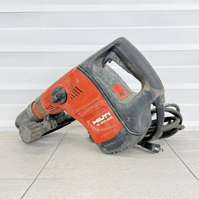 HILTI/ヒルティ TE500-AVR 電動 コンクリートブレーカー ハツリ機 ハンマー コード式 電動工具　【中古】 動作保証 /518490 商品詳細 型番: TE-500-AVR 商品は写真にあるもので全てです。 必ず写真で確認お願い致します。他にもたくさん出品しています。 状態 状態ランク D　キズや汚れがある 状態ランク表 SSS　新品未開封 SS　未使用品 S　展示品 A　使用感が全くなく綺麗 B　目立ったキズや汚れ無し C　少しキズ、汚れがある D　キズや汚れがある E　目立ったキズ、汚れがある F　目立ったキズ、汚れが多くある G　破損個所がある H　破損個所が多くある 状態チェック担当者のコメント使用に伴うスレ傷があります。中古品の為キズ汚れはありますが全体的に大きなダメージは無く状態は良好です。 コードの長さ5mコンセント部分に歪みがあります。 動作 動作ランク A　動作問題なし 動作ランク表 S　新品未開封 未使用 A　動作問題なし B　一部分のみ未チェック C　多少難有り D　通電のみ確認 E　難有り F　未チェック G　ジャンク品 動作チェック担当者のコメント 動作確認済みです。商品到着後8日間の動作を保証いたします。 支払詳細 ページ下部にてご確認ください。 発送詳細 佐川急便140サイズにて埼玉県より発送いたします。送料はこちらを御覧下さい。送料無料の商品はご参考までにご覧下さい。※離島、沖縄は発送しておりません。予めご了承下さい。 注意事項 ※タイトルの末尾は管理番号となります。※ジャンク品の商品は、故障や破損、欠品、動作未確認、 正常な動作のお約束ができない等、様々な理由にてジャンク品として販売をさせて頂いております。その為、商品の返品・返金・交換等の 対応は出来ません。修理、パーツ取りなどを想定しお買い求め下さい。 ※保証について動作保証と記載のある商品については、商品に不具合が生じた場合、商品到着後8日以内は返品、返金をお受けいたします。取付や工事が必要なものに関しましては、それに必要な費用は当方では負担致しません。 取付費、工事費は保証対象外となります。当方で販売いたしました商品が明確な原因で重大な事故へと発展いたしました場合にも、商品代金の2倍以上の責任は負いかねます。商品を利用される際には、必ず状態をご確認ください。 ※評価について恐れ入りますが当方から評価はしておりません。評価が必要な場合、受取連絡の際に取引ナビでご連絡下さい。よろしくお願い致します。 誠に勝手ながら各週日曜日が定休日となります。そのためご連絡、発送、手渡し対応等行っておりません。予めご了承の上ご落札をお願い致します。 同梱ご希望の場合は必ずお支払い前にご連絡をお願い致します。※ 新品及び未使用品は商品到着後8日間の動作を保証いたします。