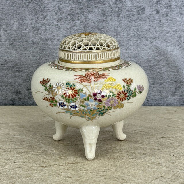 薩摩焼 仁楓作 香炉 三足 陶器 茶道具 金彩 花柄 猪鼻足 像鼻手 約9.5×9.5×9cm 【中 ...