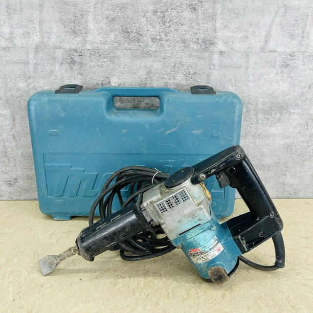 電動ケレン 【中古】動作保証 mkita マキタ&nbsp; HK1810 目地はがし 六角シャンク13mm 電動工具 / 516994 商品詳細 型番: HK1810 製造番号: 24165 重量: 約3.75kg ※素人寸法です。若干の誤差はご了承下さい。 商品は写真にあるもので全てです。 必ず写真で確認お願い致します。他にもたくさん出品しています。 状態 状態ランク D　キズや汚れがある 状態ランク表 SSS　新品未開封 SS　未使用品 S　展示品 A　使用感が全くなく綺麗 B　目立ったキズや汚れ無し C　少しキズ、汚れがある D　キズや汚れがある E　目立ったキズ、汚れがある F　目立ったキズ、汚れが多くある G　破損個所がある H　破損個所が多くある 状態チェック担当者のコメント使用に伴うスレ傷があります。 本体・ケース共に傷や落としきれない汚れ残りがあります。ケースにダメージが多く、留め具に破損があり片方ちゃんと閉まりません。 動作 動作ランク A 動作問題なし 動作ランク表 S　新品未開封 未使用 A　動作問題なし B　一部分のみ未チェック C　多少難有り D　通電のみ確認 E　難有り F　未チェック G　ジャンク品 動作チェック担当者のコメント動作確認済みです。商品到着後8日間の動作を保証いたします。ストレート刃が付属していて、欠けなどは見られません。 支払詳細 ページ下部にてご確認ください。 発送詳細 佐川急便100サイズにて埼玉県より発送いたします。送料はこちらを御覧下さい。送料無料の商品はご参考までにご覧下さい。※離島、沖縄は発送しておりません。予めご了承下さい。 注意事項 ※タイトルの末尾は管理番号となります。※ジャンク品の商品は、故障や破損、欠品、動作未確認、 正常な動作のお約束ができない等、様々な理由にてジャンク品として販売をさせて頂いております。その為、商品の返品・返金・交換等の 対応は出来ません。修理、パーツ取りなどを想定しお買い求め下さい。 ※保証について動作保証と記載のある商品については、商品に不具合が生じた場合、商品到着後8日以内は返品、返金をお受けいたします。取付や工事が必要なものに関しましては、それに必要な費用は当方では負担致しません。 取付費、工事費は保証対象外となります。当方で販売いたしました商品が明確な原因で重大な事故へと発展いたしました場合にも、商品代金の2倍以上の責任は負いかねます。商品を利用される際には、必ず状態をご確認ください。 ※評価について恐れ入りますが当方から評価はしておりません。評価が必要な場合、受取連絡の際に取引ナビでご連絡下さい。よろしくお願い致します。 誠に勝手ながら各週日曜日が定休日となります。そのためご連絡、発送、手渡し対応等行っておりません。予めご了承の上ご落札をお願い致します。 同梱ご希望の場合は必ずお支払い前にご連絡をお願い致します。※ 新品及び未使用品は商品到着後8日間の動作を保証いたします。