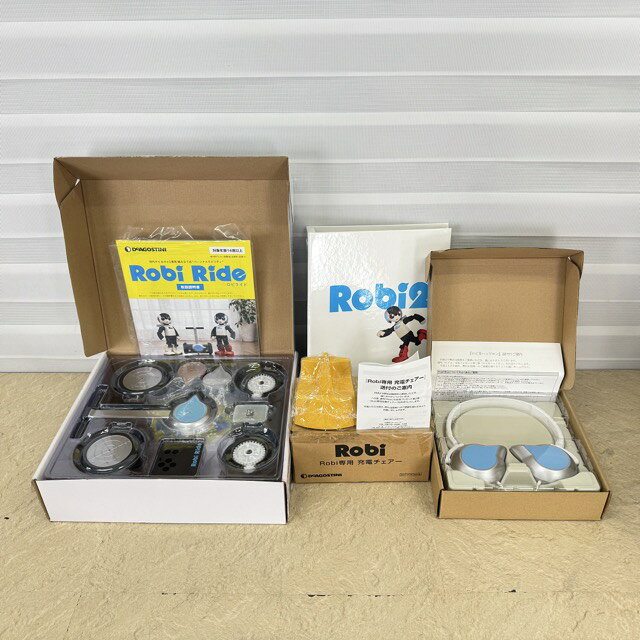 DeAGOSTINI デアゴスティーニ ロビ Robi 2 関連商品まとめて Robi Ride ロビライド 充電チェアー ロビ耳ヘッドホン 週刊ロビ 冊子/517595 商品詳細 商品は写真にあるもので全てです。 必ず写真で確認お願い致します。他にもたくさん出品しています。 状態 状態ランク SS　未使用品 状態ランク表 SSS　新品未開封 SS　未使用品 S　展示品 A　使用感が全くなく綺麗 B　目立ったキズや汚れ無し C　少しキズ、汚れがある D　キズや汚れがある E　目立ったキズ、汚れがある F　目立ったキズ、汚れが多くある G　破損個所がある H　破損個所が多くある 状態チェック担当者のコメント 動作 動作ランク F　未チェック 動作ランク表 S　新品未開封 未使用 A　動作問題なし B　一部分のみ未チェック C　多少難有り D　通電のみ確認 E　難有り F　未チェック G　ジャンク品 動作チェック担当者のコメント 支払詳細 ページ下部にてご確認ください。 発送詳細 佐川急便100サイズにて埼玉県より発送いたします。送料はこちらを御覧下さい。送料無料の商品はご参考までにご覧下さい。※離島、沖縄は発送しておりません。予めご了承下さい。 注意事項 ※タイトルの末尾は管理番号となります。※ジャンク品の商品は、故障や破損、欠品、動作未確認、 正常な動作のお約束ができない等、様々な理由にてジャンク品として販売をさせて頂いております。その為、商品の返品・返金・交換等の 対応は出来ません。修理、パーツ取りなどを想定しお買い求め下さい。 ※保証について動作保証と記載のある商品については、商品に不具合が生じた場合、商品到着後8日以内は返品、返金をお受けいたします。取付や工事が必要なものに関しましては、それに必要な費用は当方では負担致しません。 取付費、工事費は保証対象外となります。当方で販売いたしました商品が明確な原因で重大な事故へと発展いたしました場合にも、商品代金の2倍以上の責任は負いかねます。商品を利用される際には、必ず状態をご確認ください。 ※評価について恐れ入りますが当方から評価はしておりません。評価が必要な場合、受取連絡の際に取引ナビでご連絡下さい。よろしくお願い致します。 誠に勝手ながら各週日曜日が定休日となります。そのためご連絡、発送、手渡し対応等行っておりません。予めご了承の上ご落札をお願い致します。 同梱ご希望の場合は必ずお支払い前にご連絡をお願い致します。※ 新品及び未使用品は商品到着後8日間の動作を保証いたします。