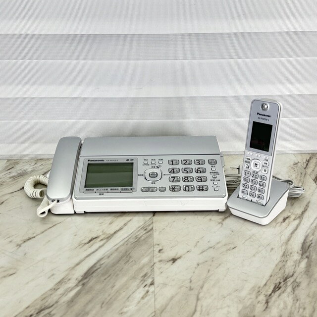 デジタルコードレスFAX 【中古】動作保証 Panasonic パナソニック KX-PD315 ファックス電話機 おたっくす 子機1台付き / 518095 商品詳細 型番: KX-PD315DL/KX-FKD556 製造番号: 8863 サイズ(幅/奥行き/高さ): 約 31/19/ cm ※素人寸法です。若干の誤差はご了承下さい。 商品は写真にあるもので全てです。 必ず写真で確認お願い致します。他にもたくさん出品しています。 状態 状態ランク C　少しキズ、汚れがある 状態ランク表 SSS　新品未開封 SS　未使用品 S　展示品 A　使用感が全くなく綺麗 B　目立ったキズや汚れ無し C　少しキズ、汚れがある D　キズや汚れがある E　目立ったキズ、汚れがある F　目立ったキズ、汚れが多くある G　破損個所がある H　破損個所が多くある 状態チェック担当者のコメント 親機・子機の外装には擦れ傷・擦れ跡が見られ、親機の受話器置き口に黄ばみがあります。親機・子機のディスプレイどちらも擦れ傷が付いています。 動作 動作ランク A　動作問題なし 動作ランク表 S　新品未開封 未使用 A　動作問題なし B　一部分のみ未チェック C　多少難有り D　通電のみ確認 E　難有り F　未チェック G　ジャンク品 動作チェック担当者のコメント 動作確認済みです。商品到着後8日間の動作を保証いたします。電池は消耗品のためおまけ程度にお考え下さい。 支払詳細 ページ下部にてご確認ください。 発送詳細 佐川急便100サイズにて埼玉県より発送いたします。送料はこちらを御覧下さい。送料無料の商品はご参考までにご覧下さい。※離島、沖縄は発送しておりません。予めご了承下さい。 注意事項 ※タイトルの末尾は管理番号となります。※ジャンク品の商品は、故障や破損、欠品、動作未確認、 正常な動作のお約束ができない等、様々な理由にてジャンク品として販売をさせて頂いております。その為、商品の返品・返金・交換等の 対応は出来ません。修理、パーツ取りなどを想定しお買い求め下さい。 ※保証について動作保証と記載のある商品については、商品に不具合が生じた場合、商品到着後8日以内は返品、返金をお受けいたします。取付や工事が必要なものに関しましては、それに必要な費用は当方では負担致しません。 取付費、工事費は保証対象外となります。当方で販売いたしました商品が明確な原因で重大な事故へと発展いたしました場合にも、商品代金の2倍以上の責任は負いかねます。商品を利用される際には、必ず状態をご確認ください。 ※評価について恐れ入りますが当方から評価はしておりません。評価が必要な場合、受取連絡の際に取引ナビでご連絡下さい。よろしくお願い致します。 誠に勝手ながら各週日曜日が定休日となります。そのためご連絡、発送、手渡し対応等行っておりません。予めご了承の上ご落札をお願い致します。 同梱ご希望の場合は必ずお支払い前にご連絡をお願い致します。※ 新品及び未使用品は商品到着後8日間の動作を保証いたします。