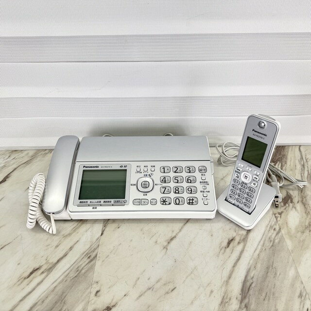 デジタルコードレスFAX 【中古】動作保証 Panasonic パナソニック KX-PD315 ファックス電話機 おたっくす 子機1台付き / 518096 商品詳細 型番: KX-PD315DL/KX-FKD556 製造番号: 9334 サイズ(幅/奥行き/高さ): 約 31/19/ cm ※素人寸法です。若干の誤差はご了承下さい。 商品は写真にあるもので全てです。 必ず写真で確認お願い致します。他にもたくさん出品しています。 状態 状態ランク C　少しキズ、汚れがある 状態ランク表 SSS　新品未開封 SS　未使用品 S　展示品 A　使用感が全くなく綺麗 B　目立ったキズや汚れ無し C　少しキズ、汚れがある D　キズや汚れがある E　目立ったキズ、汚れがある F　目立ったキズ、汚れが多くある G　破損個所がある H　破損個所が多くある 状態チェック担当者のコメント 親機・子機どちらも受話器外装とディスプレイに擦れ跡・擦れ傷があります。子機のディスプレイに小さな赤いインク跡が見られます。親機受話器の置き口に黄ばみがあります。子機の電池は付属しておりません。 動作 動作ランク A　動作問題なし 動作ランク表 S　新品未開封 未使用 A　動作問題なし B　一部分のみ未チェック C　多少難有り D　通電のみ確認 E　難有り F　未チェック G　ジャンク品 動作チェック担当者のコメント 動作確認済みです。商品到着後8日間の動作を保証いたします。 子機は電池が付属していないため、当方の電池を使って確認しています。 支払詳細 ページ下部にてご確認ください。 発送詳細 佐川急便100サイズにて埼玉県より発送いたします。送料はこちらを御覧下さい。送料無料の商品はご参考までにご覧下さい。※離島、沖縄は発送しておりません。予めご了承下さい。 注意事項 ※タイトルの末尾は管理番号となります。※ジャンク品の商品は、故障や破損、欠品、動作未確認、 正常な動作のお約束ができない等、様々な理由にてジャンク品として販売をさせて頂いております。その為、商品の返品・返金・交換等の 対応は出来ません。修理、パーツ取りなどを想定しお買い求め下さい。 ※保証について動作保証と記載のある商品については、商品に不具合が生じた場合、商品到着後8日以内は返品、返金をお受けいたします。取付や工事が必要なものに関しましては、それに必要な費用は当方では負担致しません。 取付費、工事費は保証対象外となります。当方で販売いたしました商品が明確な原因で重大な事故へと発展いたしました場合にも、商品代金の2倍以上の責任は負いかねます。商品を利用される際には、必ず状態をご確認ください。 ※評価について恐れ入りますが当方から評価はしておりません。評価が必要な場合、受取連絡の際に取引ナビでご連絡下さい。よろしくお願い致します。 誠に勝手ながら各週日曜日が定休日となります。そのためご連絡、発送、手渡し対応等行っておりません。予めご了承の上ご落札をお願い致します。 同梱ご希望の場合は必ずお支払い前にご連絡をお願い致します。※ 新品及び未使用品は商品到着後8日間の動作を保証いたします。