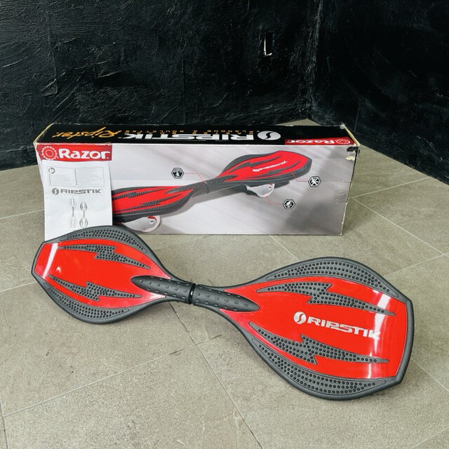 展示品 レイザー リップスティック リップスター ブルー 【中古】軽量コンパクト キャスターボード Razor RipStik Ripster 赤/516497 商品詳細 商品は写真にあるもので全てです。 必ず写真で確認お願い致します。他にもたくさん出品しています。 状態 状態ランク S　展示品 状態ランク表 SSS　新品未開封 SS　未使用品 S　展示品 A　使用感が全くなく綺麗 B　目立ったキズや汚れ無し C　少しキズ、汚れがある D　キズや汚れがある E　目立ったキズ、汚れがある F　目立ったキズ、汚れが多くある G　破損個所がある H　破損個所が多くある 状態チェック担当者のコメント展示品を引き取っております。※展示中の状況はわかりません。箱には保管中によるダメージがあります。多少のスレ傷汚れはありますが目立ったものはなく綺麗です。 ホイール : 高級ウレタン製360度傾斜キャスター対象年齢：8歳以上耐荷重：約79kg組み立て不要組立済み製品寸法 : 約68×23×12cm製品重量：約2.0Kg 支払詳細 ページ下部にてご確認ください。 発送詳細 ゆうパック120にて埼玉県より発送いたします。詳しくはこちらを御覧下さい。 ※現在発送できない地域について郵便局の窓口休止状況、ゆうパック等の引受引渡しが停止となっている地域については、日本郵便ホームページよりご確認ください。落札前に必ずご自身の地域が発送可能かご確認の上ご入札お願い致します。手渡しも歓迎です。※手渡しの場合、取り置きは落札日より1週間となります。予めご了承下さい。※送料無料の商品はご参考までにご覧下さい。 注意事項 ※タイトルの末尾は管理番号となります。※ジャンク品の商品は、故障や破損、欠品、動作未確認、 正常な動作のお約束ができない等、様々な理由にてジャンク品として販売をさせて頂いております。その為、商品の返品・返金・交換等の 対応は出来ません。修理、パーツ取りなどを想定しお買い求め下さい。 ※保証について動作保証と記載のある商品については、商品に不具合が生じた場合、商品到着後8日以内は返品、返金をお受けいたします。取付や工事が必要なものに関しましては、それに必要な費用は当方では負担致しません。 取付費、工事費は保証対象外となります。当方で販売いたしました商品が明確な原因で重大な事故へと発展いたしました場合にも、商品代金の2倍以上の責任は負いかねます。商品を利用される際には、必ず状態をご確認ください。 ※評価について恐れ入りますが当方から評価はしておりません。評価が必要な場合、受取連絡の際に取引ナビでご連絡下さい。よろしくお願い致します。 誠に勝手ながら各週日曜日が定休日となります。そのためご連絡、発送、手渡し対応等行っておりません。予めご了承の上ご落札をお願い致します。 同梱ご希望の場合は必ずお支払い前にご連絡をお願い致します。※ 新品及び未使用品は商品到着後8日間の動作を保証いたします。