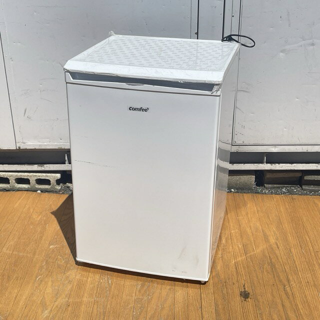 ノンフロン冷凍庫【中古】動作保証 comfee CU83WH 86L 2025年製 ホワイト 右開き 3分割 078039 B/24098 商品詳細 型番: RCU83WH 製造番号: 310A06D5 年式: 2025 年製 サイズ(幅/奥行き/高さ): 約 55.3/57.4/84.5 cm 重量: 約29kg ※素人寸法です。若干の誤差はご了承下さい。 商品は写真にあるもので全てです。 必ず写真で確認お願い致します。他にもたくさん出品しています。 状態 状態ランク C　少しキズ、汚れがある 状態ランク表 SSS　新品未開封 SS　未使用品 S　展示品 A　使用感が全くなく綺麗 B　目立ったキズや汚れ無し C　少しキズ、汚れがある D　キズや汚れがある E　目立ったキズ、汚れがある F　目立ったキズ、汚れが多くある G　破損個所がある H　破損個所が多くある 状態チェック担当者のコメント多少のスレ傷汚れはありますが目立ったものはなく綺麗です。 動作 動作ランク A　動作問題なし 動作ランク表 S　新品未開封 未使用 A　動作問題なし B　一部分のみ未チェック C　多少難有り D　通電のみ確認 E　難有り F　未チェック G　ジャンク品 動作チェック担当者のコメント 動作確認済みです。商品到着後8日間の動作を保証いたします。 支払詳細 ページ下部にてご確認ください。 発送詳細 家財おまかせ便（送料無料）にて埼玉県より発送いたします。らくらく家財便での発送はお届けの際にお立合いが必要となります。 配達希望日の指定が必要な場合は手配から集荷までに多少お時間をいただくためご購入手続き後より5日以降の配達希望日をご入力をお願い致します。 配達希望日のご入力がない場合は希望日無しの最短発送にて手配させていただきます。 ※北海道、九州、沖縄県、離島への発送は行っておりません。 ※時間指定ができない地域がございます。ご購入前にヤマト運輸ホームページにてご確認くださいませ。 注意事項 ※タイトルの末尾は管理番号となります。※ジャンク品の商品は、故障や破損、欠品、動作未確認、 正常な動作のお約束ができない等、様々な理由にてジャンク品として販売をさせて頂いております。その為、商品の返品・返金・交換等の 対応は出来ません。修理、パーツ取りなどを想定しお買い求め下さい。 ※保証について動作保証と記載のある商品については、商品に不具合が生じた場合、商品到着後8日以内は返品、返金をお受けいたします。取付や工事が必要なものに関しましては、それに必要な費用は当方では負担致しません。 取付費、工事費は保証対象外となります。当方で販売いたしました商品が明確な原因で重大な事故へと発展いたしました場合にも、商品代金の2倍以上の責任は負いかねます。商品を利用される際には、必ず状態をご確認ください。 ※評価について恐れ入りますが当方から評価はしておりません。評価が必要な場合、受取連絡の際に取引ナビでご連絡下さい。よろしくお願い致します。 誠に勝手ながら各週日曜日が定休日となります。そのためご連絡、発送、手渡し対応等行っておりません。予めご了承の上ご落札をお願い致します。 同梱ご希望の場合は必ずお支払い前にご連絡をお願い致します。※ 新品及び未使用品は商品到着後8日間の動作を保証いたします。