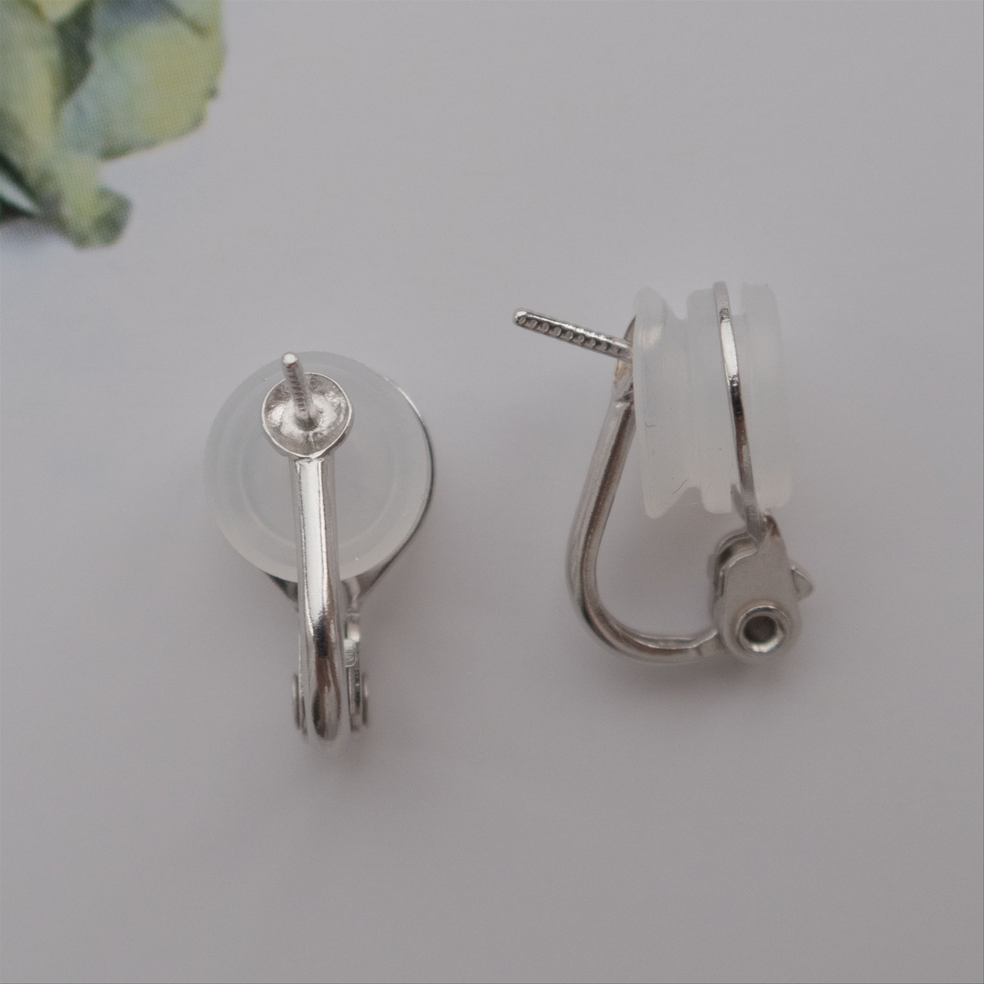■ 商品詳細 ✼••┈┈┈┈••✼ Jewelryを作成するプロ仕様のイヤリングパーツです。 シリコンパッド付なので耳が痛くなりにくく、フィット感のあるクリップ式です。シリコン部分を外すと刻印がございます。 素材 SV925 サイズ 本体長さ：約14.41cm芯立：長さ約5mm / 太さ約0.72mm 形 クリップ式イヤリング（シリコンパッドあり） その他 シリコン下に刻印あり※ばら売り不可 芯立部分は接着効果のでる溝がつけられております。 （撮影資材） 結晶模様の美濃焼皿 by HIROYASU ANDO /美濃焼【TOKAI GALLERY JAPAN】 uricaでは、プロ仕様の高品質な金具を豊富に取り揃えております。ぜひお気に入りの一品を見つけてください。