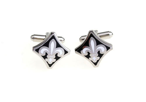 カフスボタン専門店 cuffs kingdomの百合の紋章 カフスボタン ( 黒 白 銀 シルバー色 ) 【 灰色　ダーク系　男性　カフリングス　クール系　ひし形　人気商品　百合　カフス専門店 】｜アングル2