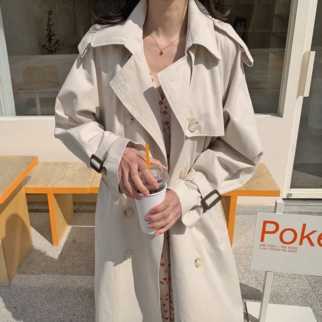 ふわっとしたボリューム袖がオシャレな、トレンチコート。春っぽく優しい色味なので、爽やかな印象を与えてくれます！シフォンワンピースと合わせたり、カジュアルコーデに合わせたり、1枚あれば幅広いコーデが楽しめますよ♪カラ—：オフホワイトサイズ（cm）：S/M/L《S》着丈109　バスト100　袖丈69《M》着丈110　バスト104　袖丈70　《L》着丈111　バスト108　袖丈71商品コード：ot-ot-0559